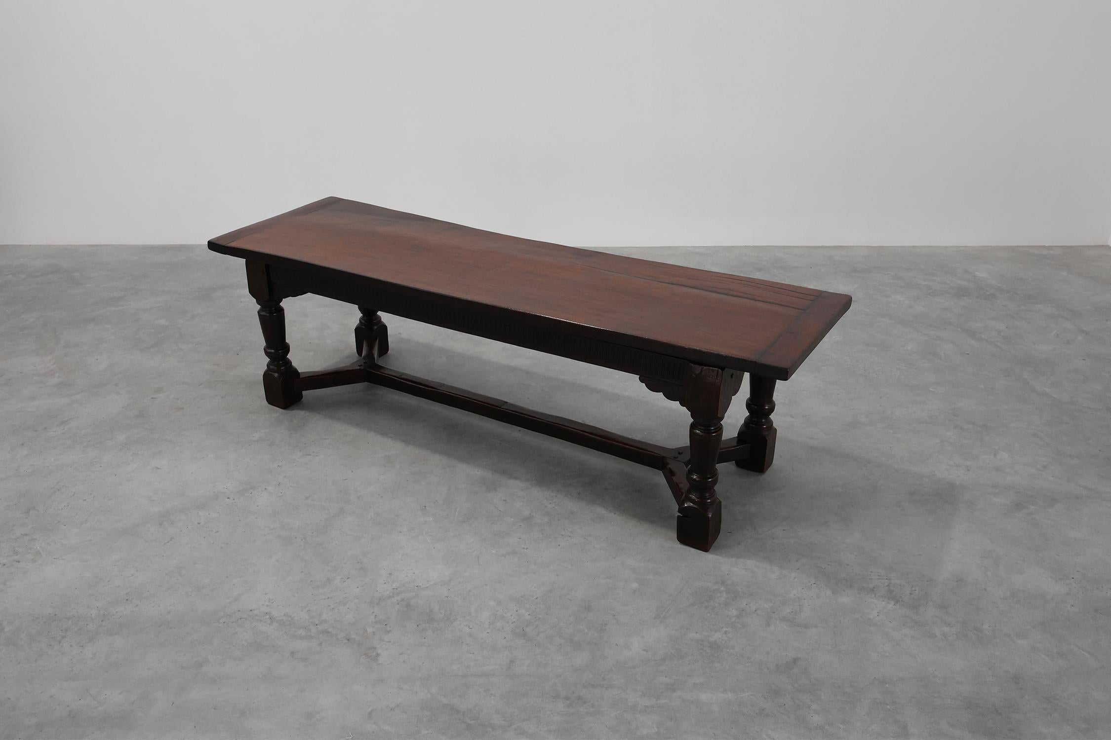 Mesa de comedor belga del siglo XVII de roble oscuro macizo Tallado a mano en venta