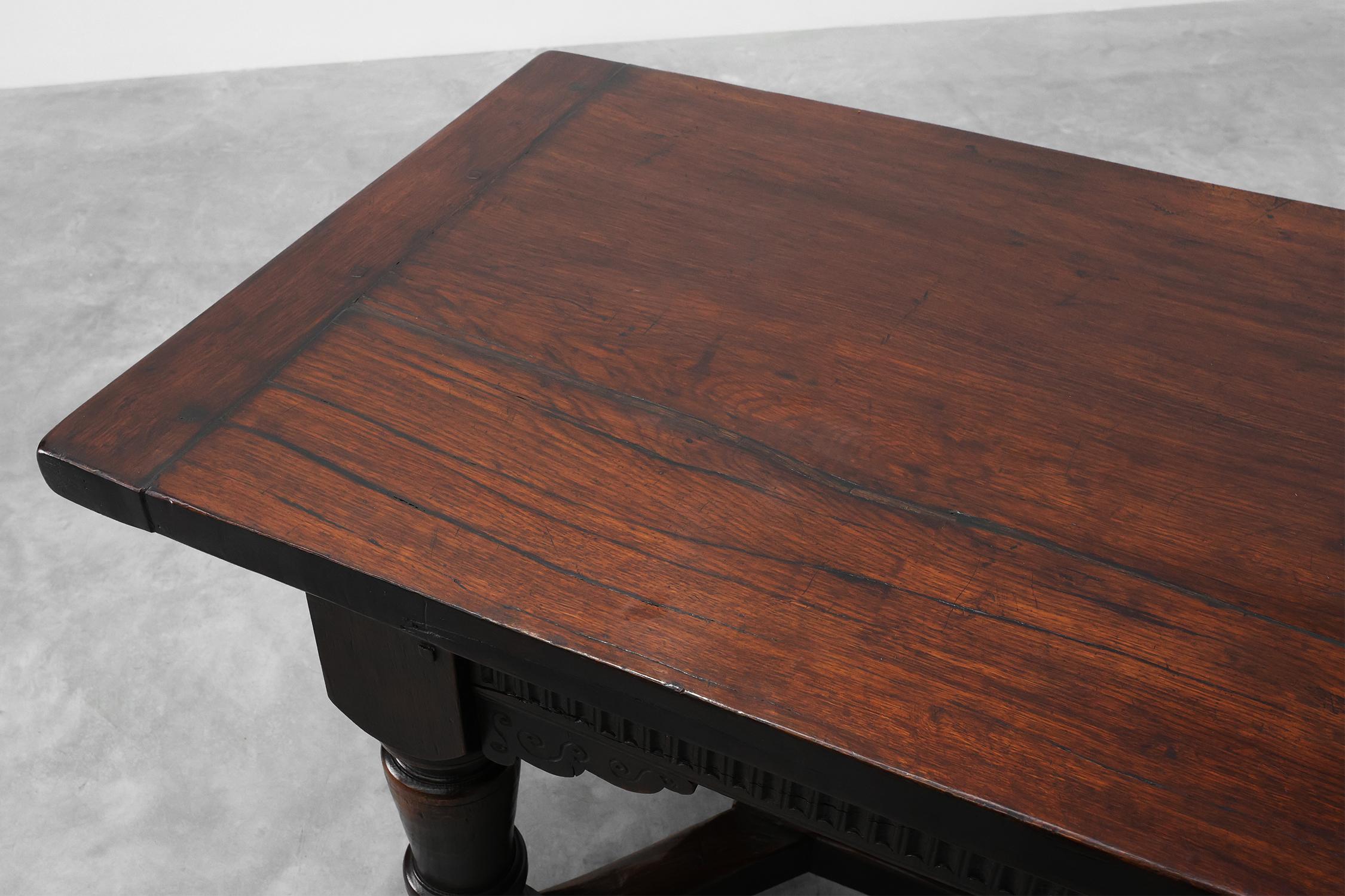 Mesa de comedor belga del siglo XVII de roble oscuro macizo siglo XVIII y antes en venta