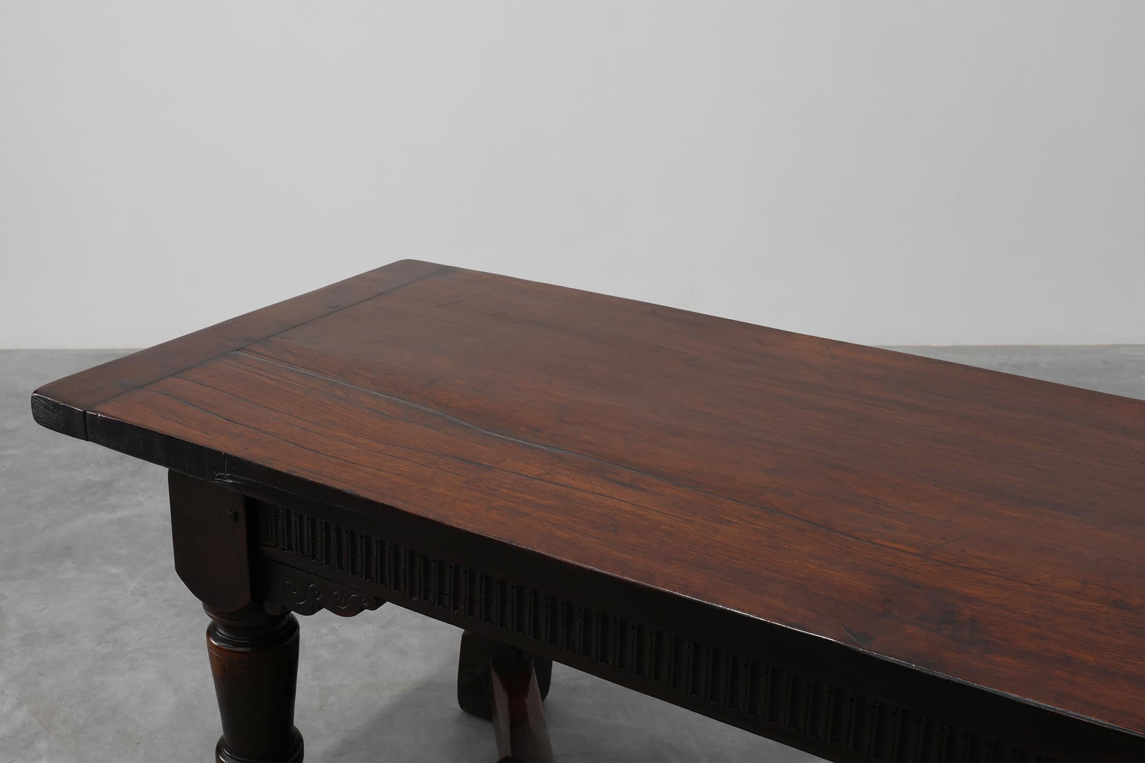 Mesa de comedor belga del siglo XVII de roble oscuro macizo Roble en venta