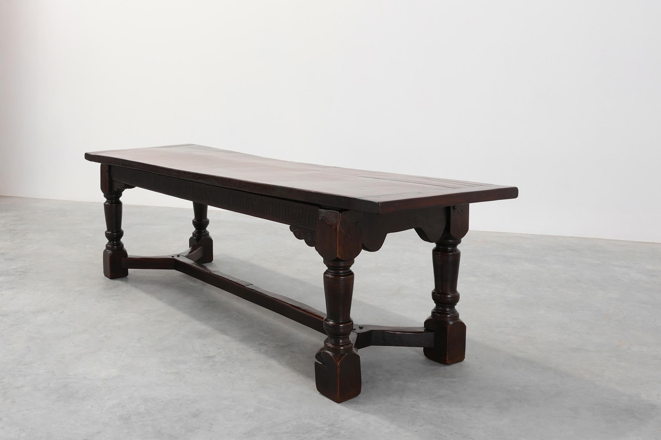 Mesa de comedor belga del siglo XVII de roble oscuro macizo en venta 1