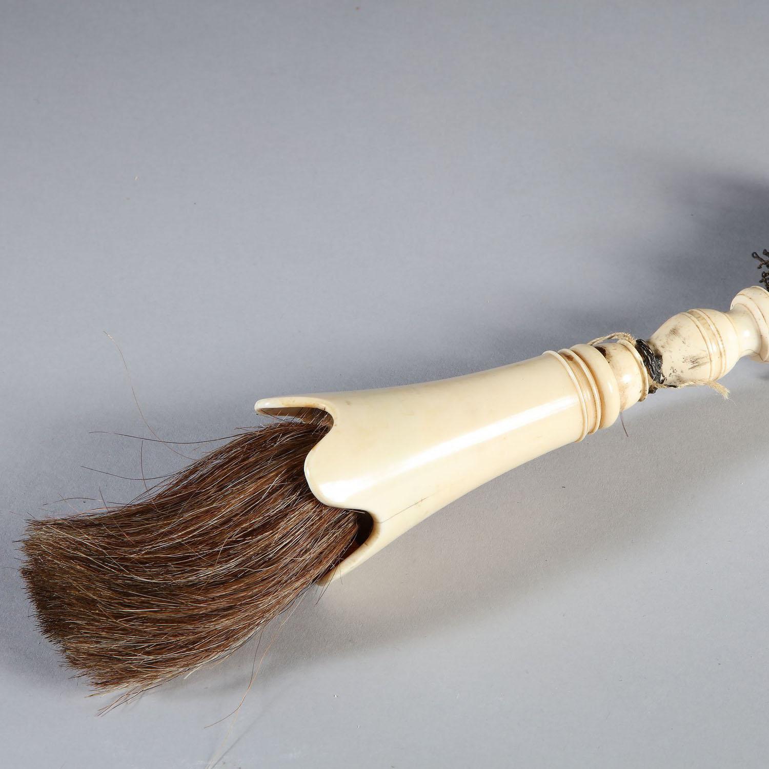 Brosse de foyer en os 