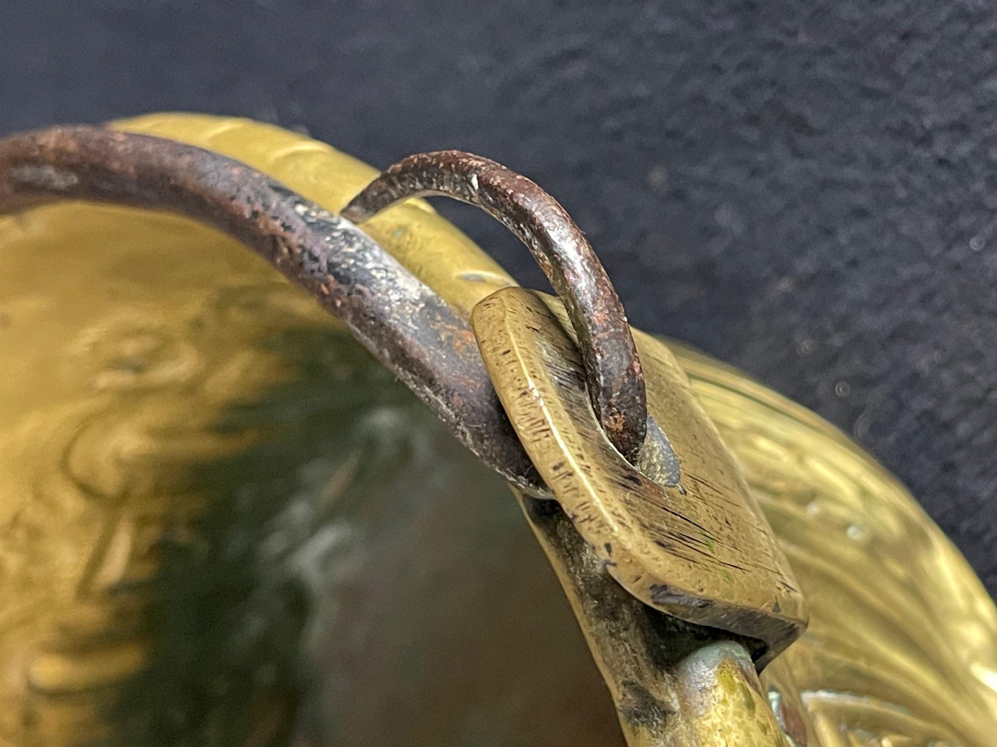 17th Century brass bowl with iron handle In Good Condition For Sale In Bakewell, GB