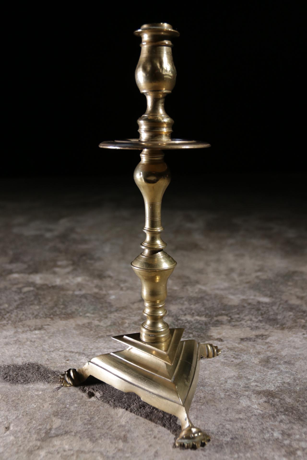 Candeliere del XVII secolo proveniente dalla Francia e realizzato in ottone. Il candeliere presenta tracce d'uso, come ci si può aspettare dopo oltre 300 anni di utilizzo.