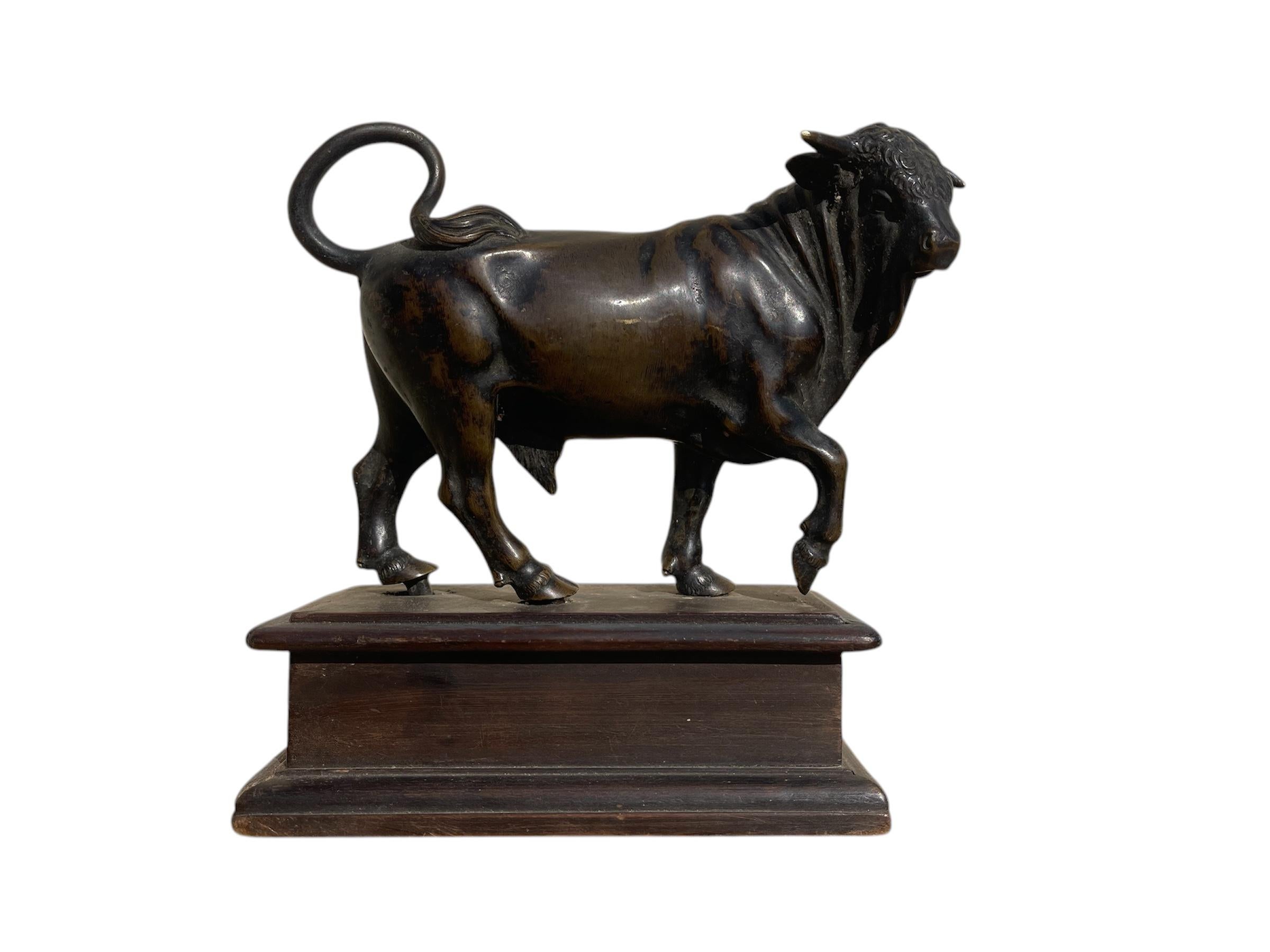 Bronze bull dating from the 17th century, model after Jean De Bologne. Entirely original and in good condition.
 
 Dimensions
 Total Height 16,5cm
 Bronze Height 11,5cm
 Bronze Lenght 17cm
 Base - L 14cm X W 7cm