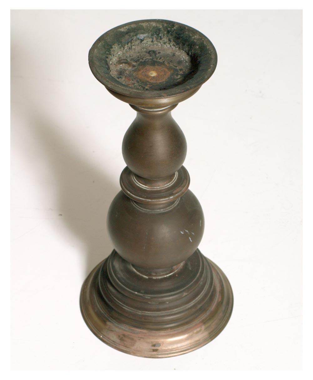 Candélabre ou bougeoir en bronze du XVIIe siècle, lourde lampe de bureau baroque Bon état - En vente à Vigonza, Padua