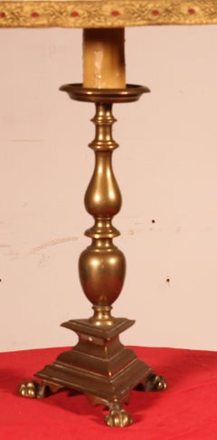 Portacandele in bronzo del XVII secolo montato come lampada con paralume in pergamena