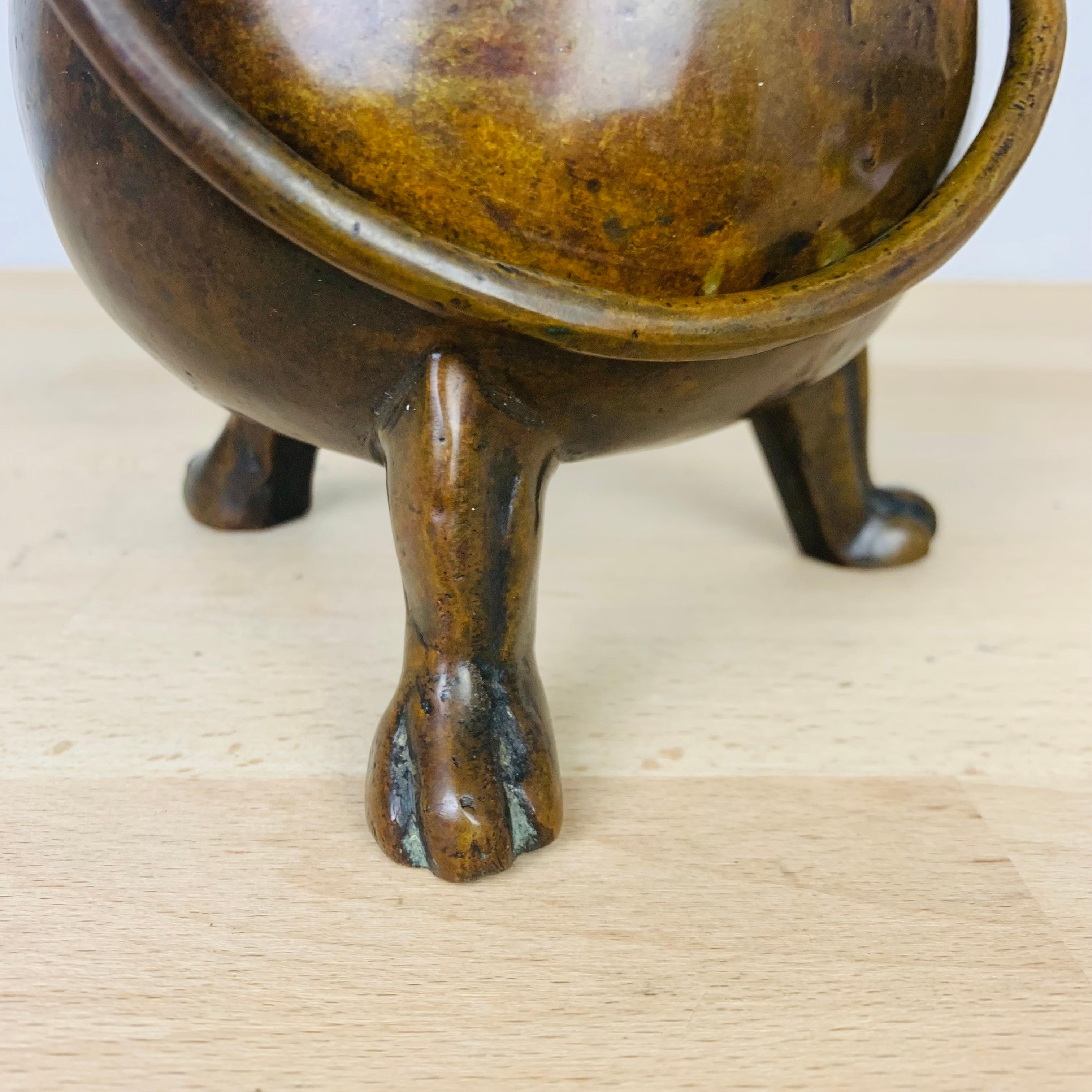 Calderone di bronzo del XVII secolo, piedi a tripode, Francia in vendita 3