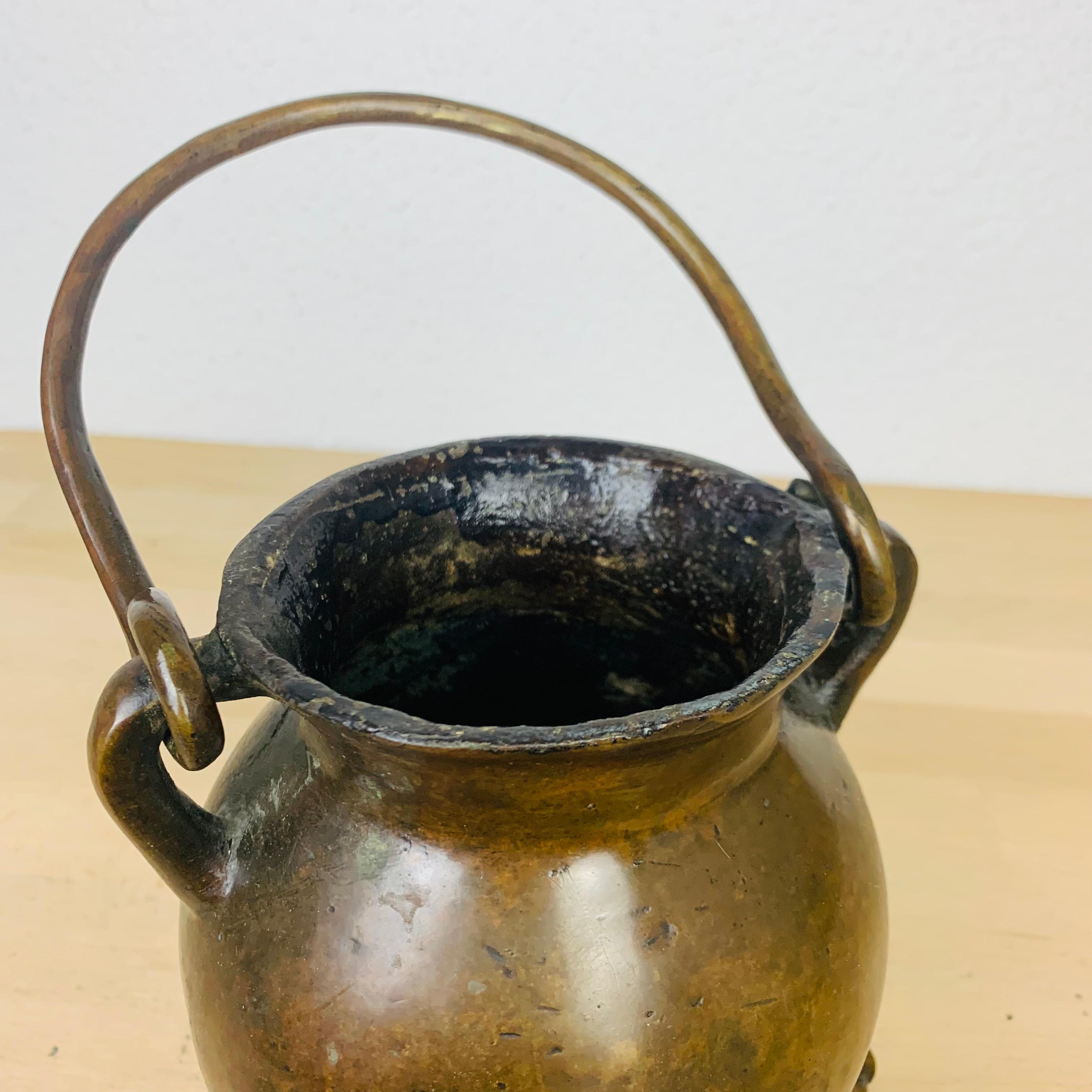 Calderone di bronzo del XVII secolo, piedi a tripode, Francia in vendita 4