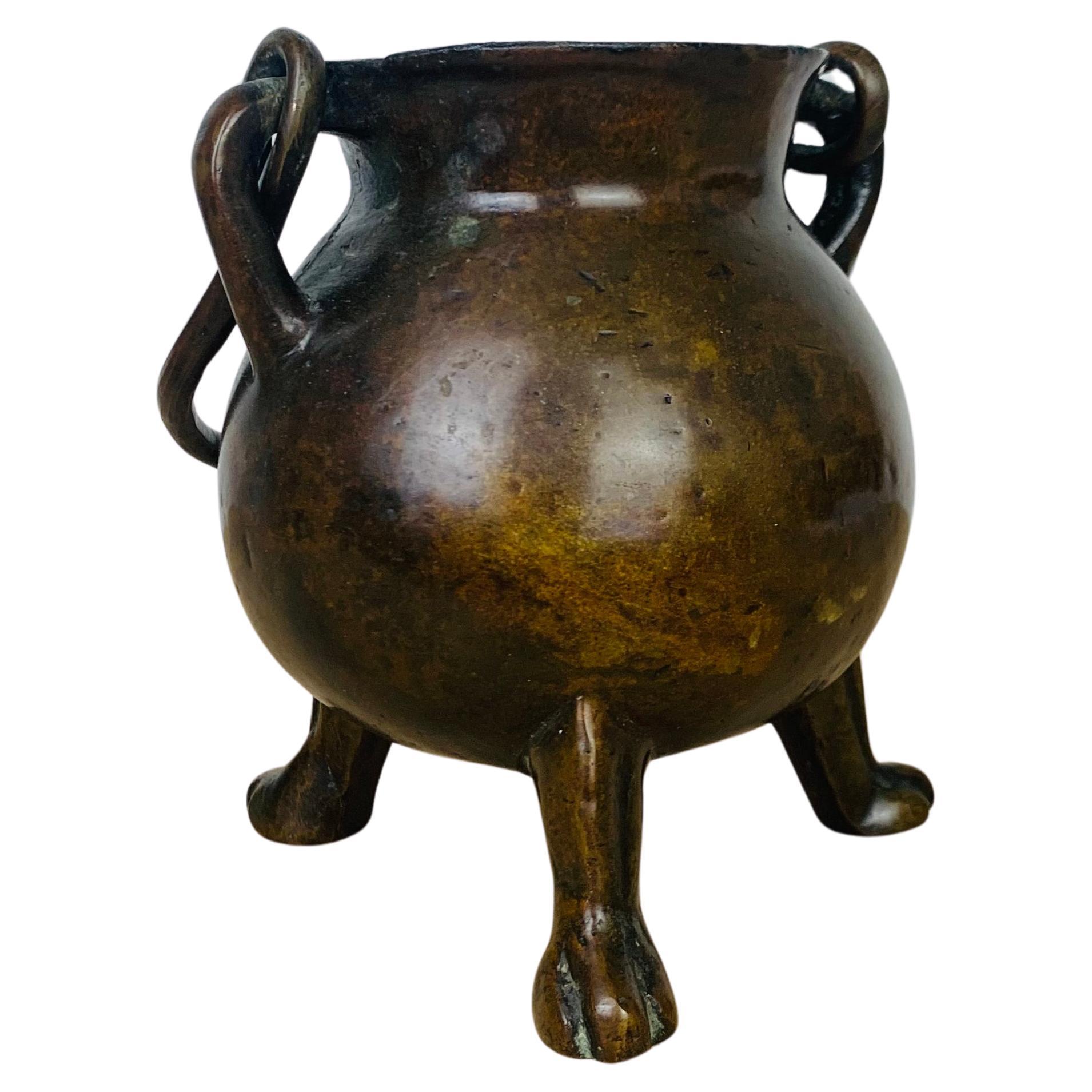 Calderone o pentola in bronzo francese del XVII secolo. Pesa circa 2,5 kg. Sul fondo è stato praticato un foro, probabilmente per utilizzarlo come fioriera. È un bellissimo oggetto decorativo. 
