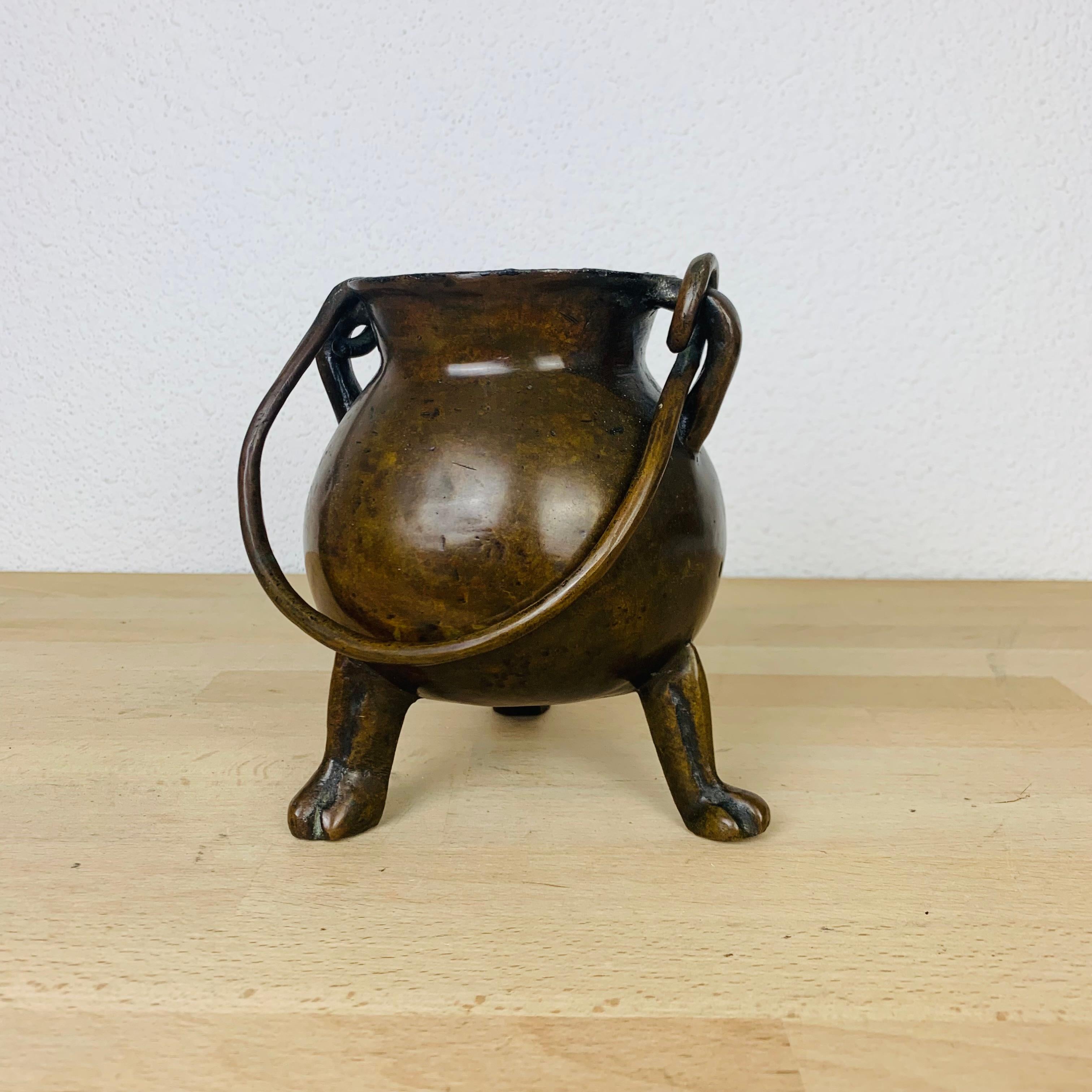 Rustico Calderone di bronzo del XVII secolo, piedi a tripode, Francia in vendita