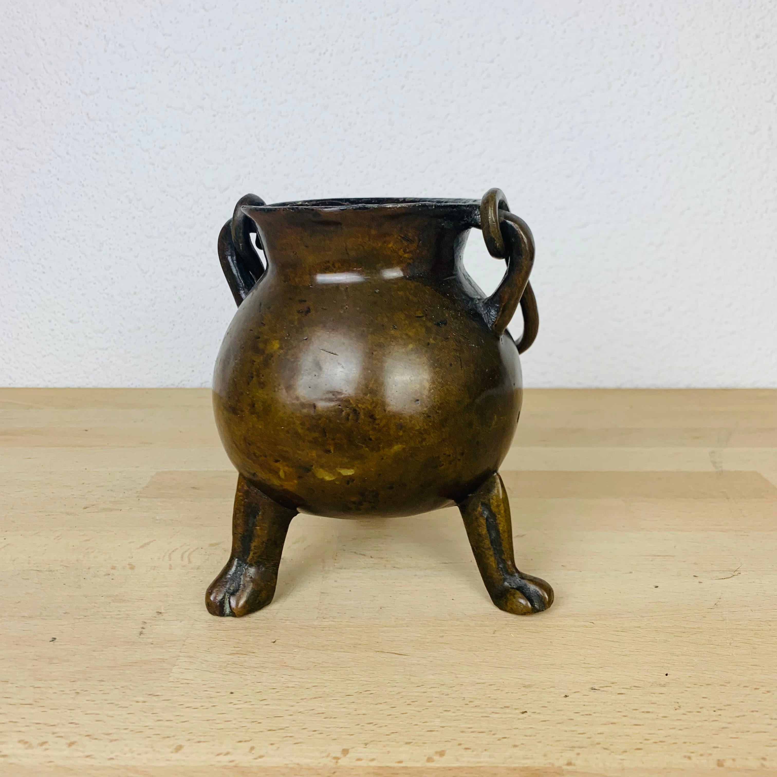 Francese Calderone di bronzo del XVII secolo, piedi a tripode, Francia in vendita