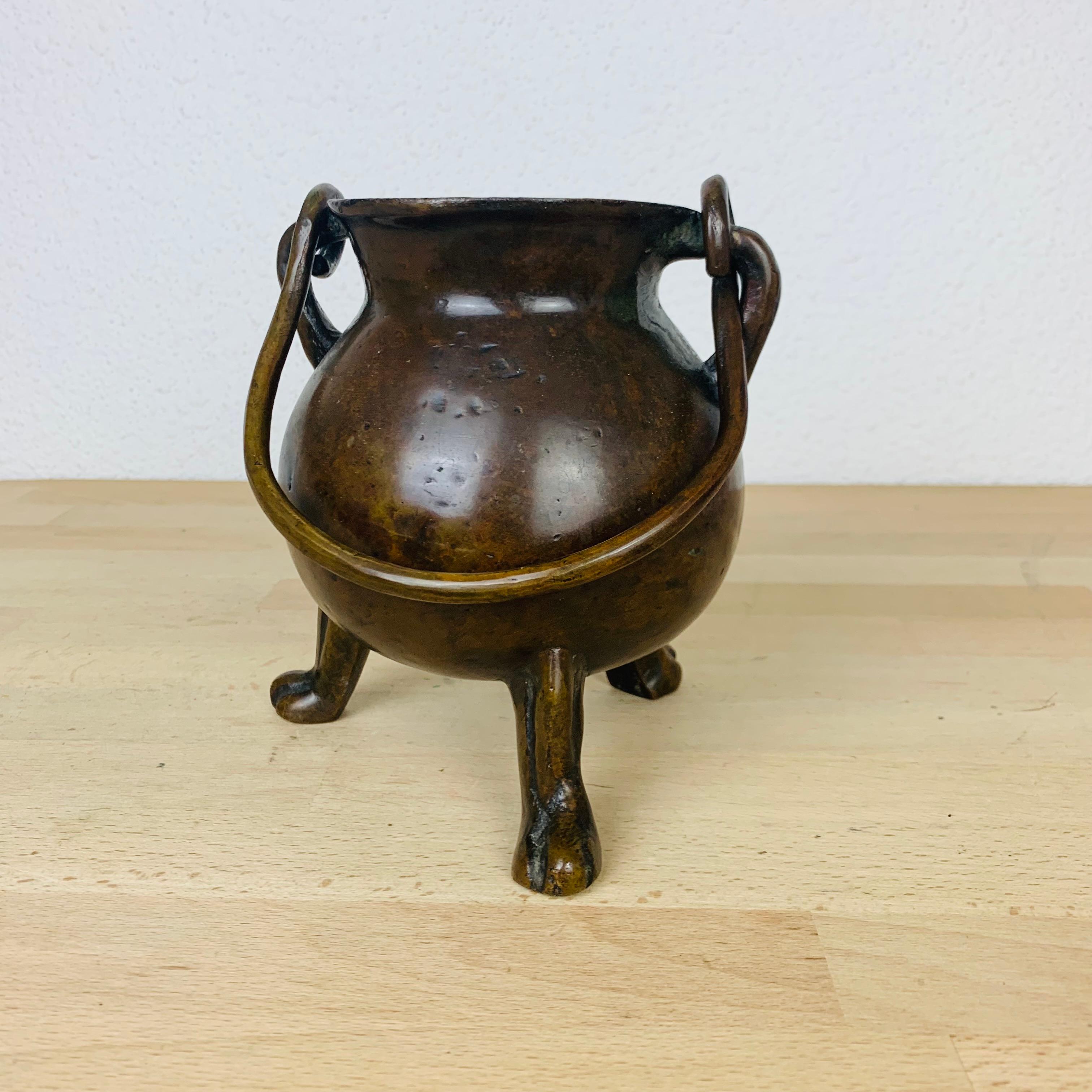 Fino al XVIII secolo Calderone di bronzo del XVII secolo, piedi a tripode, Francia in vendita