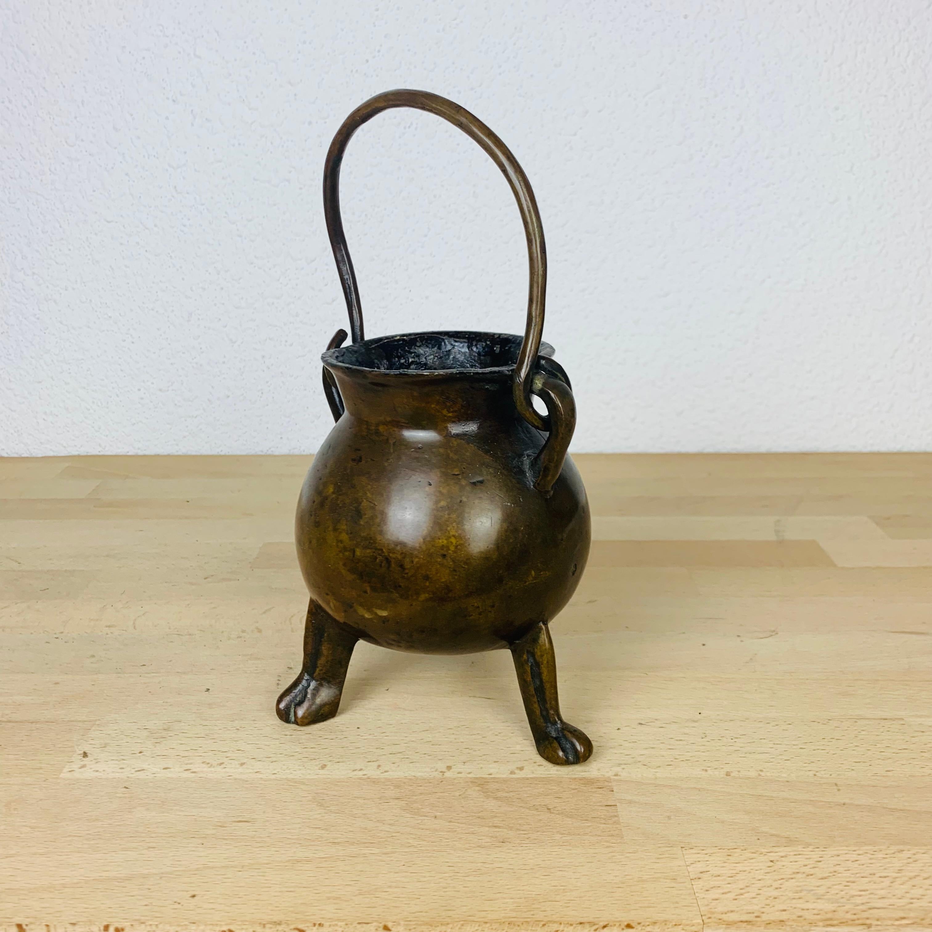 Bronzo Calderone di bronzo del XVII secolo, piedi a tripode, Francia in vendita
