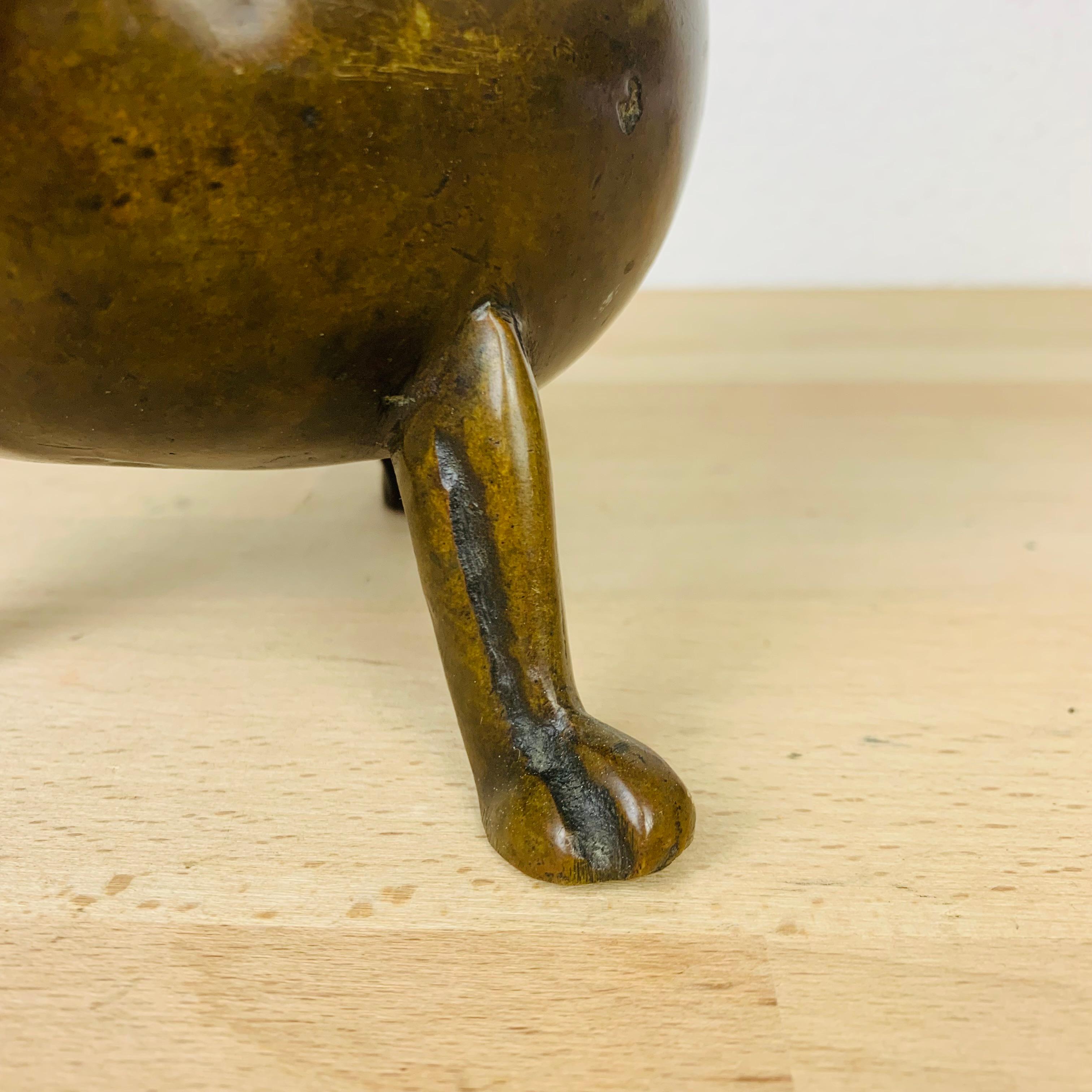 Calderone di bronzo del XVII secolo, piedi a tripode, Francia in vendita 2