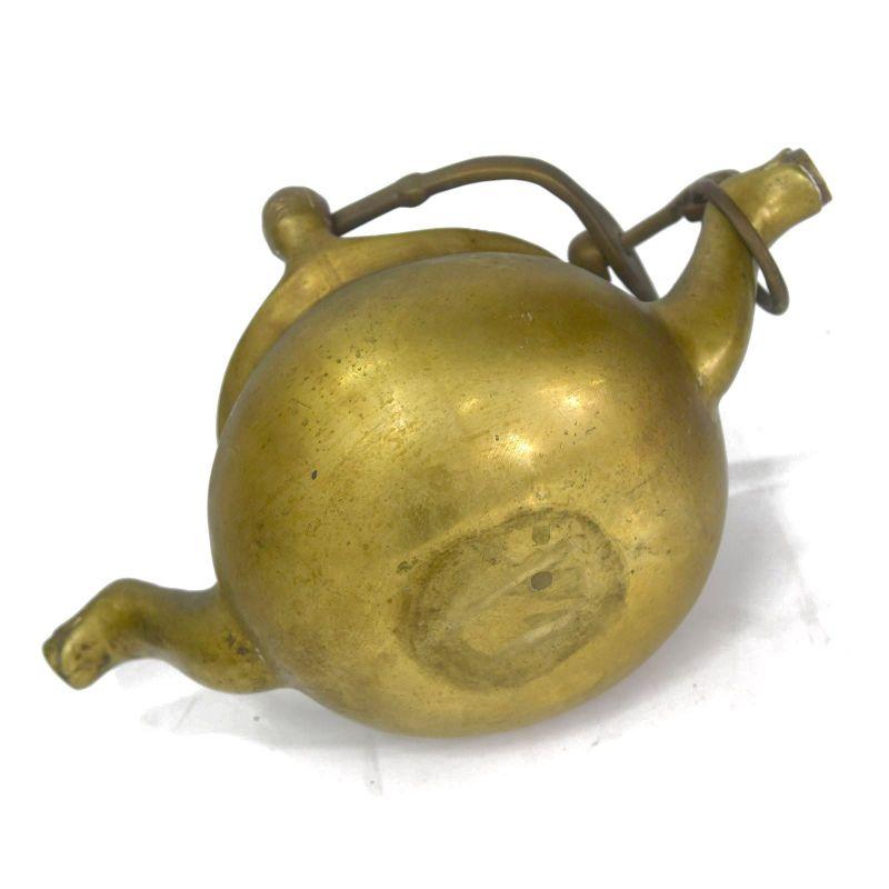 bronzeschaufel aus dem 17. Jahrhundert mit Charakterköpfen am Anfang des Griffs, Höhe 32 cm bei einer Breite von 31 cm und einer Tiefe von 16 cm.

Zusätzliche Informationen:
Material: Kupfer und Messing.