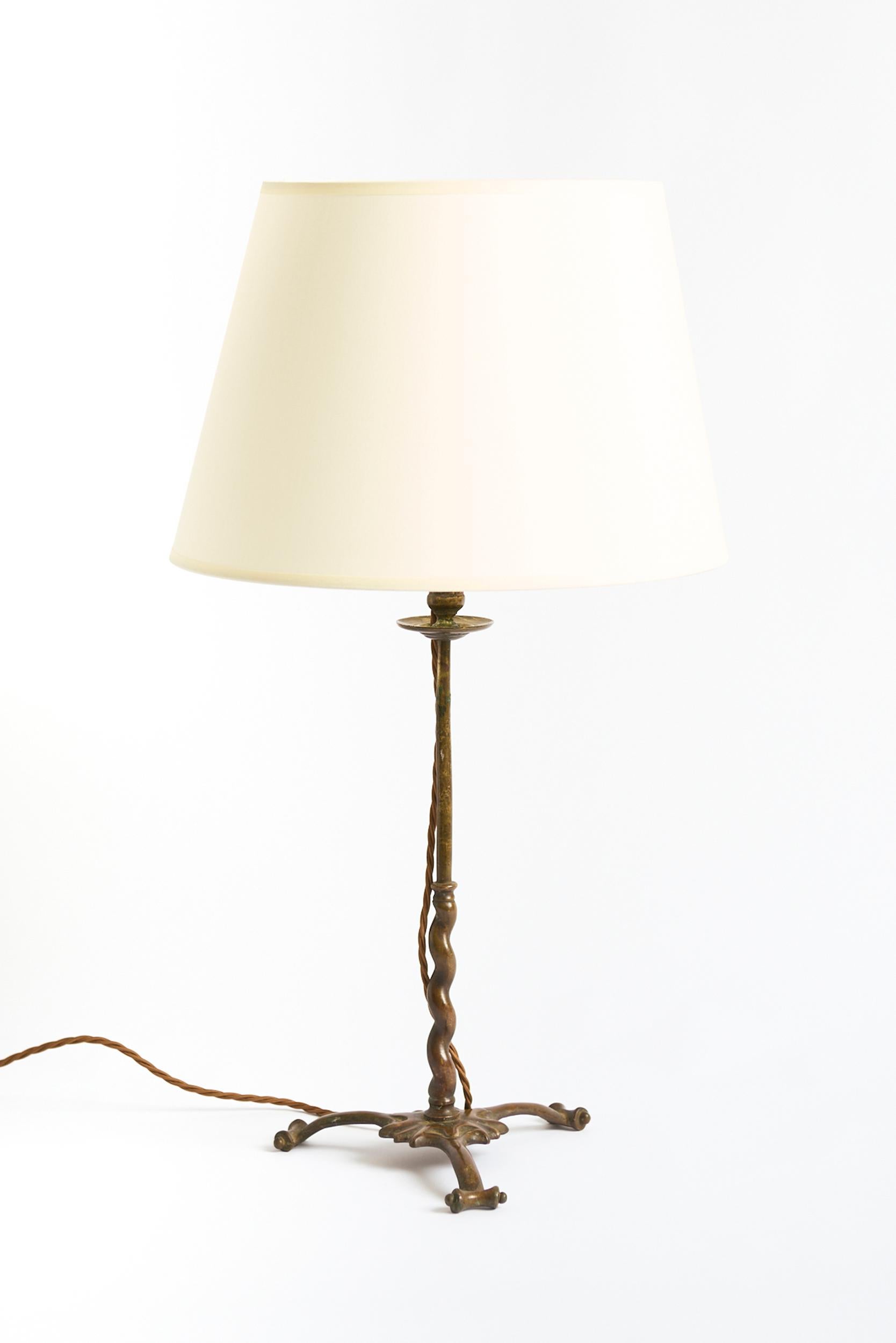A bronze candlestick converted into a lamp
France, 17th Century
With the shade: 64 cm high by 41.5 cm diameter
Lamp base only: 45.5 cm high by 22 cm diameter