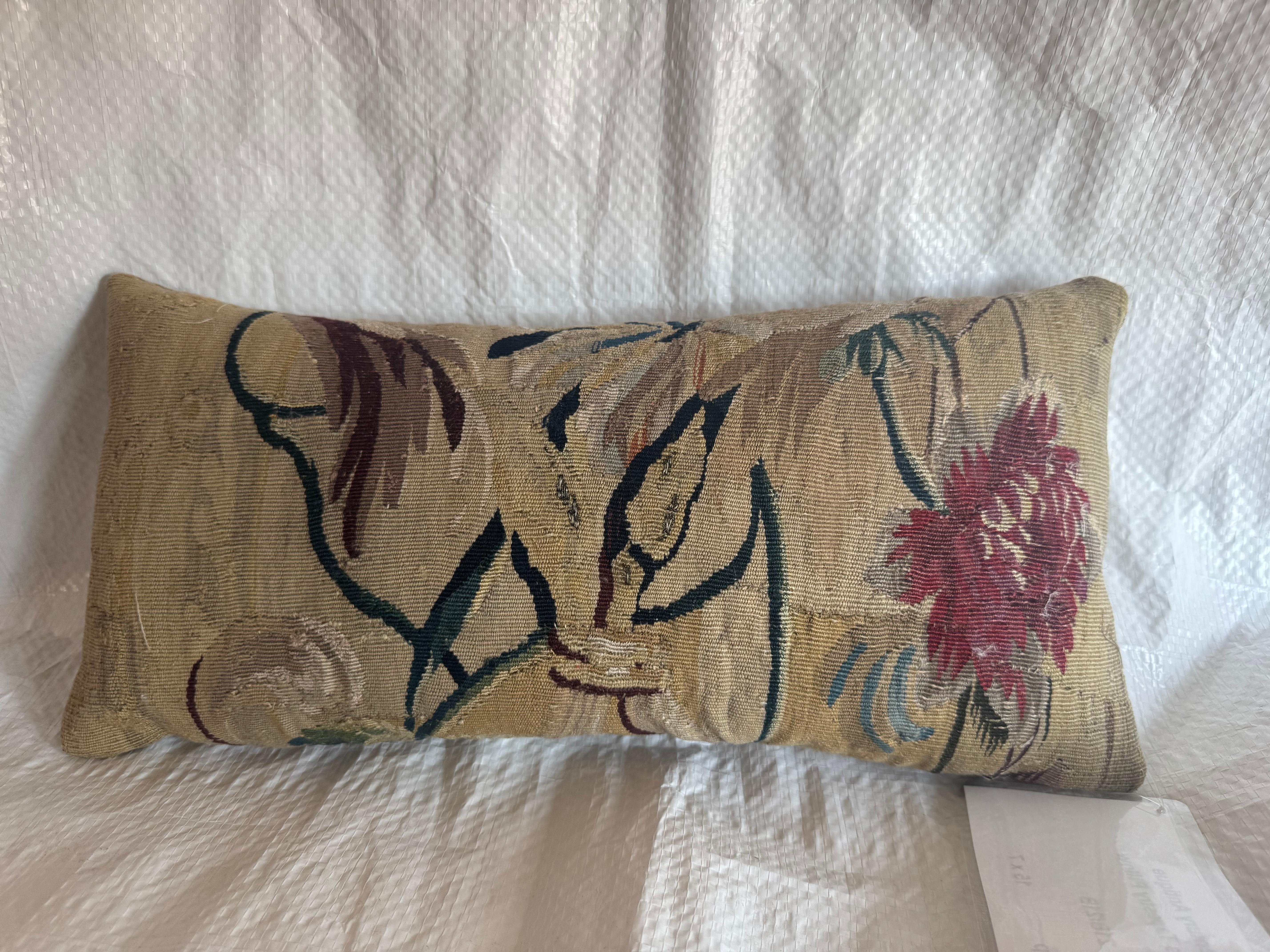 Un tesoro raro e raffinato, questo cuscino ad arazzo di Bruxelles del XVII secolo è realizzato a partire da un pannello originale fiammingo tessuto oltre 300 anni fa. Presenta un elegante motivo botanico con fogliame fluente e un singolo fiore