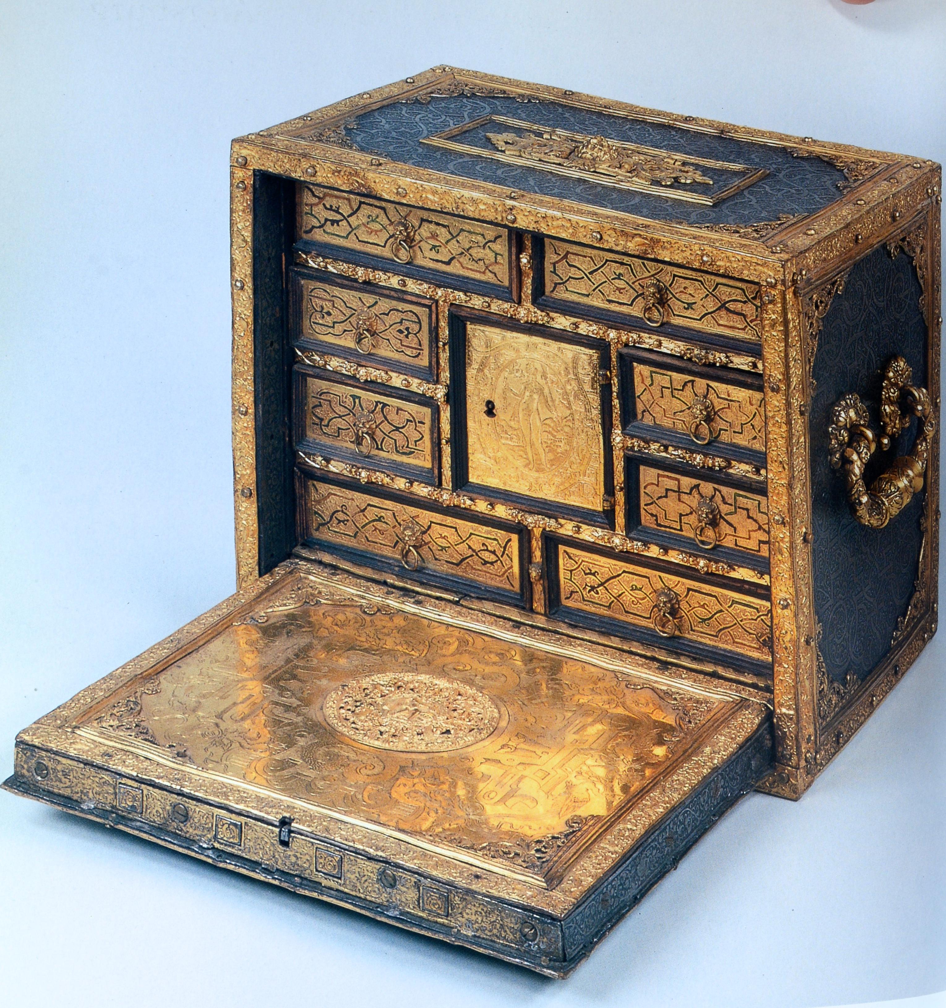 Armoires du XVIIe siècle Dossiers du Rijksmuseum, catalogue à couverture souple, 1re édition. Le Rijksmuseum possède la plus grande collection de cabinets du 17e siècle. Ce livre contient des photos et des descriptions complètes de 15 armoires de sa