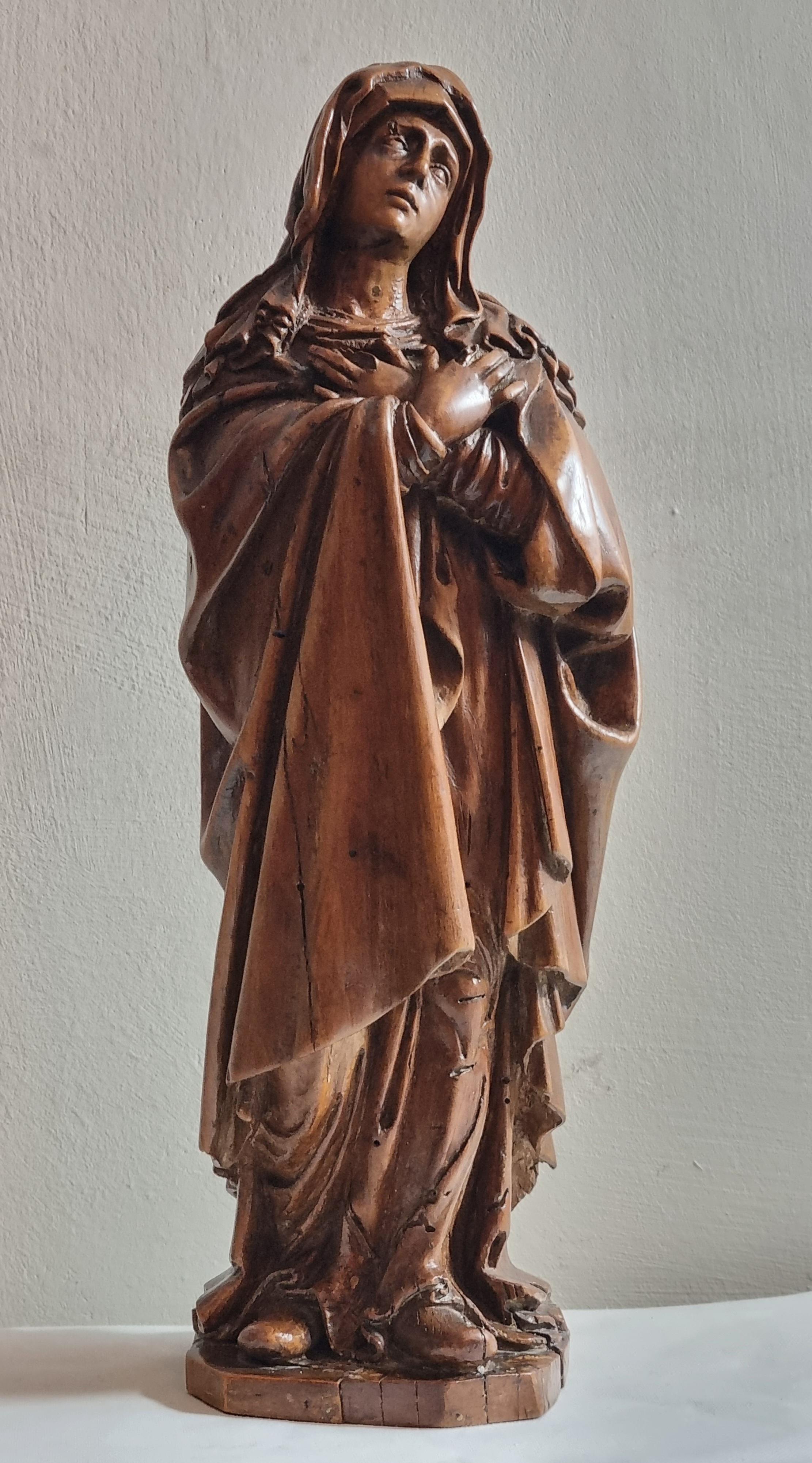 A 17th-century carved applewood sculpture of the Lady of Sorrow is a representation often associated with Catholic icons, particularly depicting the Virgin Mary in moments of grief. It is an exceptional example.

Intricately carved from applewood,