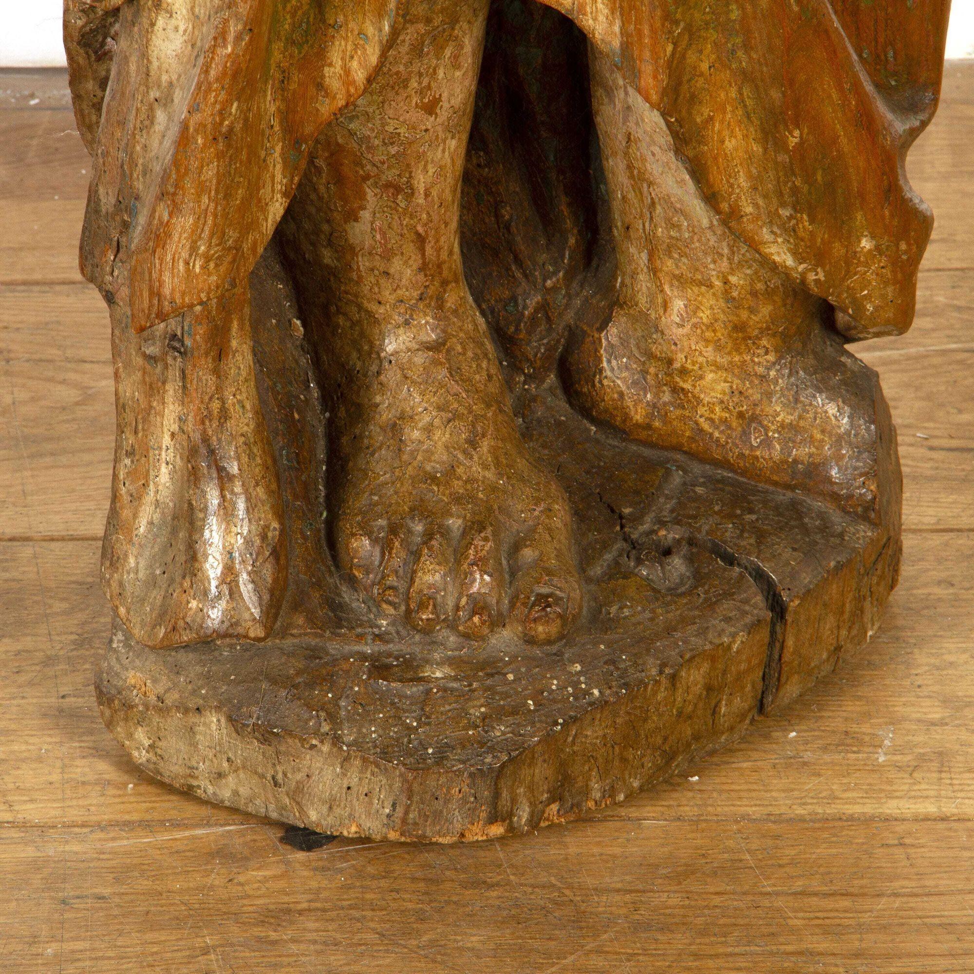 Gothique Figure de saint sculptée du 17e siècle en vente