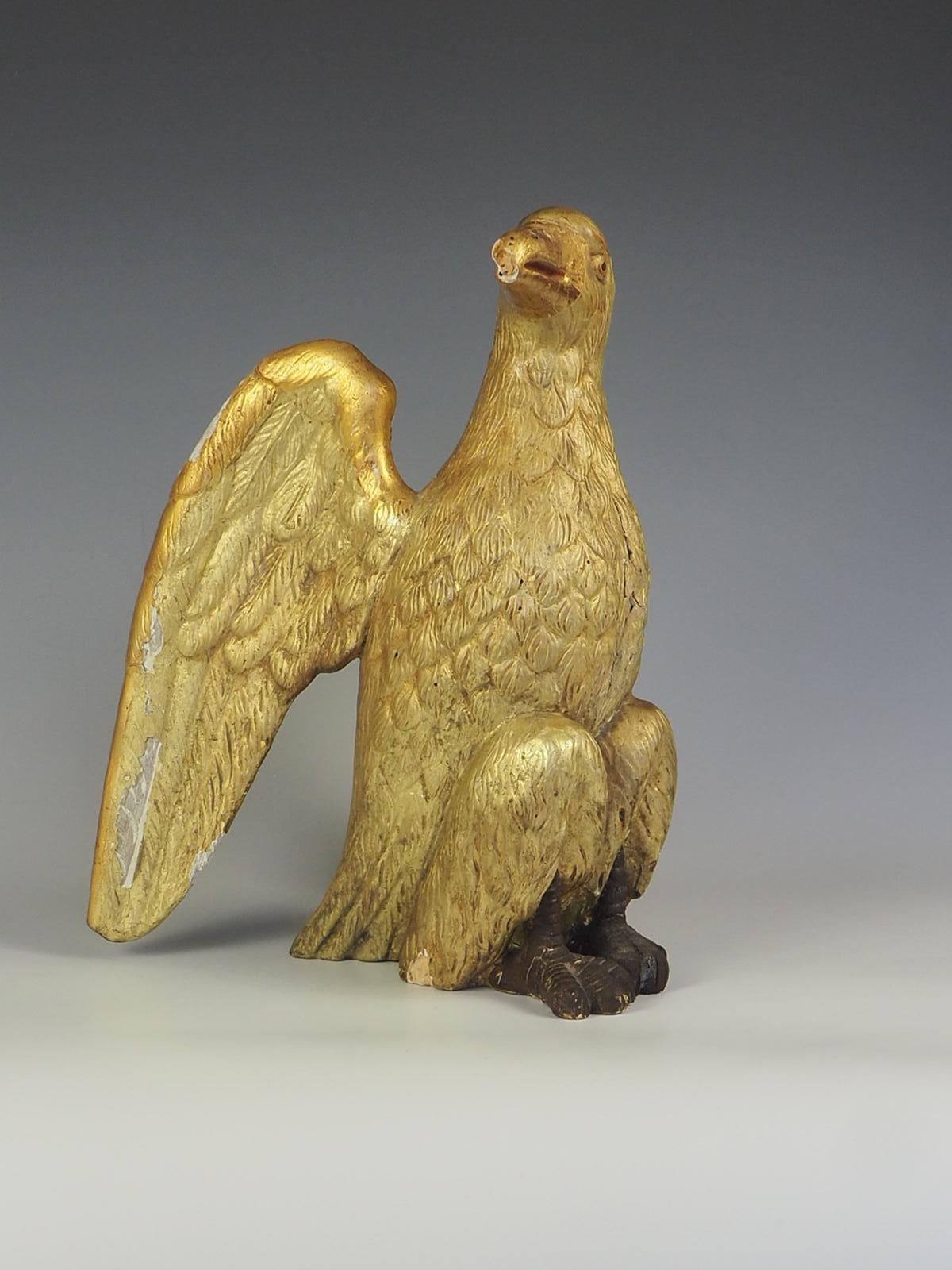 Italiano Scultura di aquila rapace in legno d'orato intagliato del XVII secolo