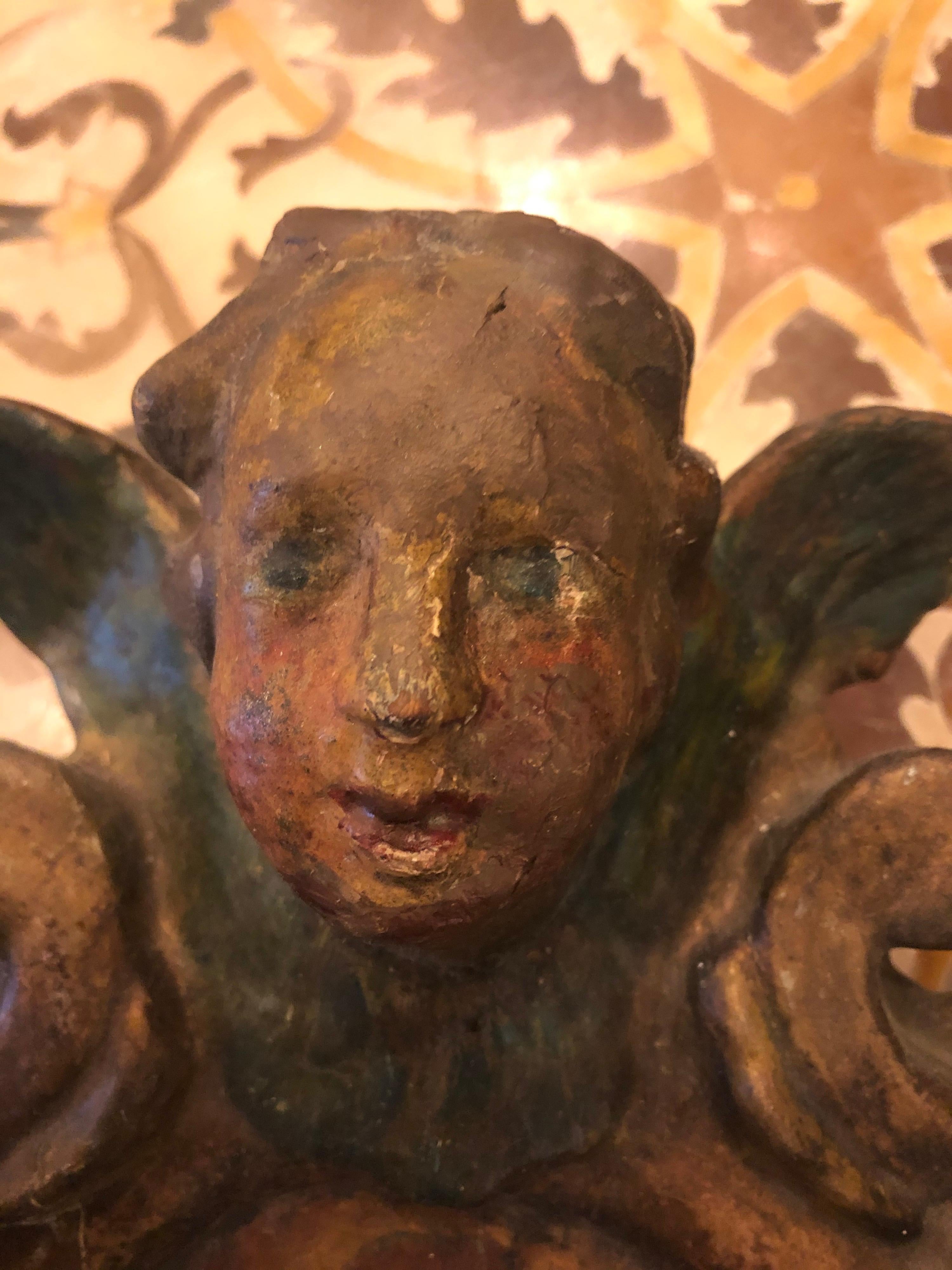 17th Century Carved Italian Crest In Distressed Condition In Natchez, MS