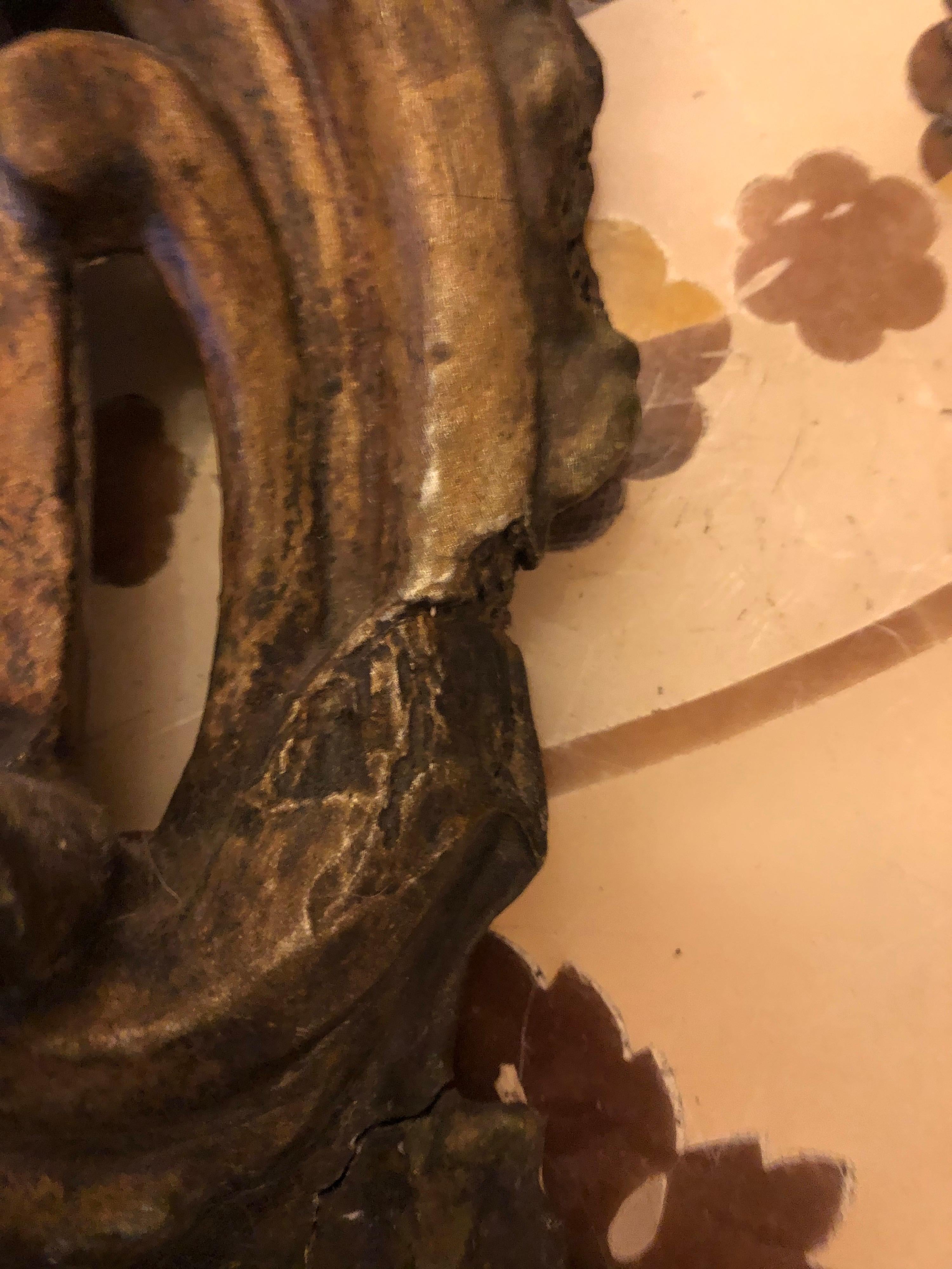 Giltwood 17th Century Carved Italian Crest