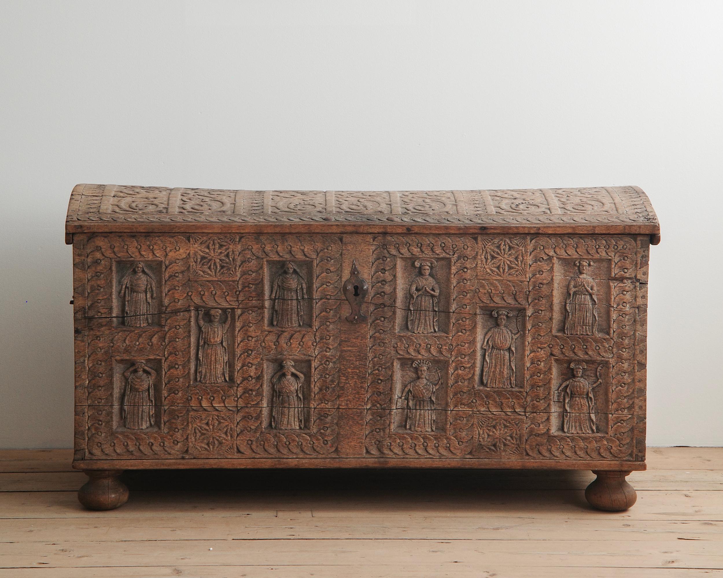 Barocco Cassapanca in Oak intagliata del XVII secolo in vendita