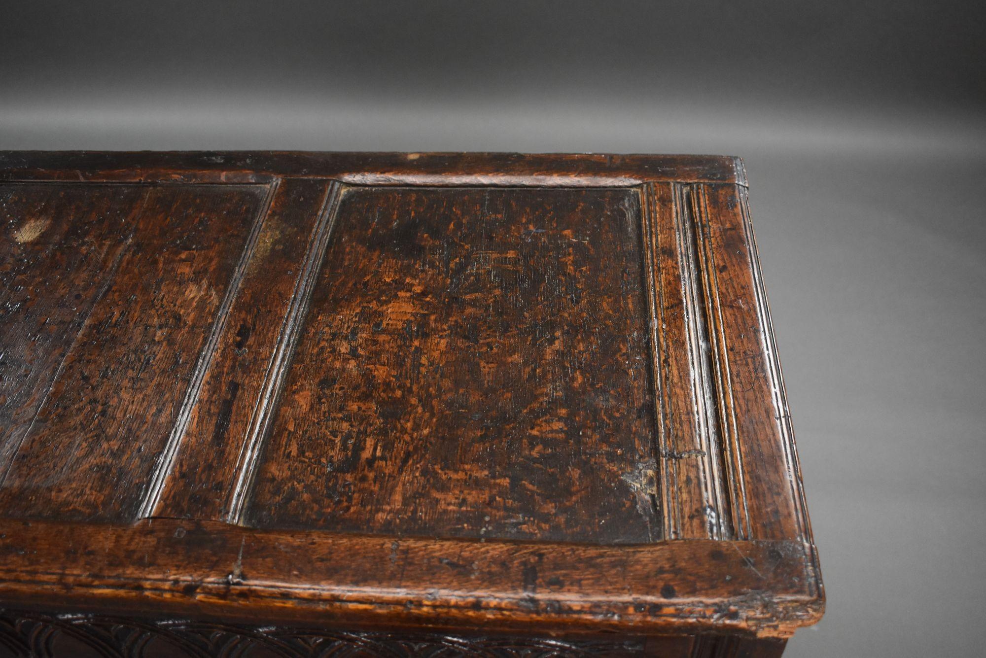 Cofre de roble tallado del siglo XVII en venta 6