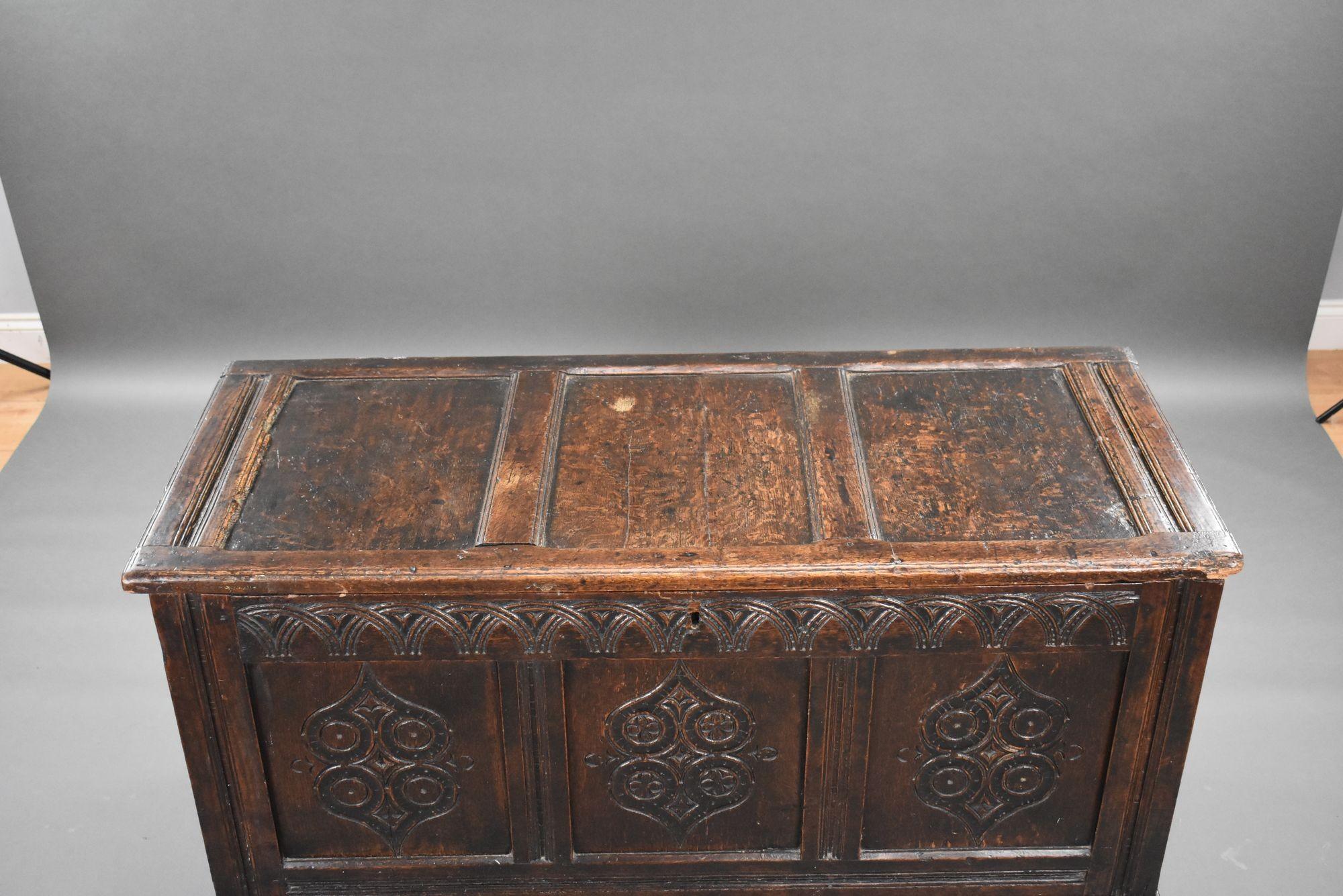 Cofre de roble tallado del siglo XVII en venta 3
