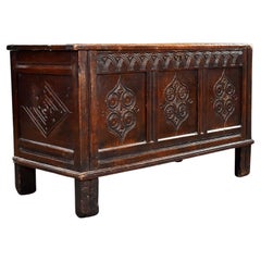 Coffre en Oak Oak sculpté du 17ème siècle