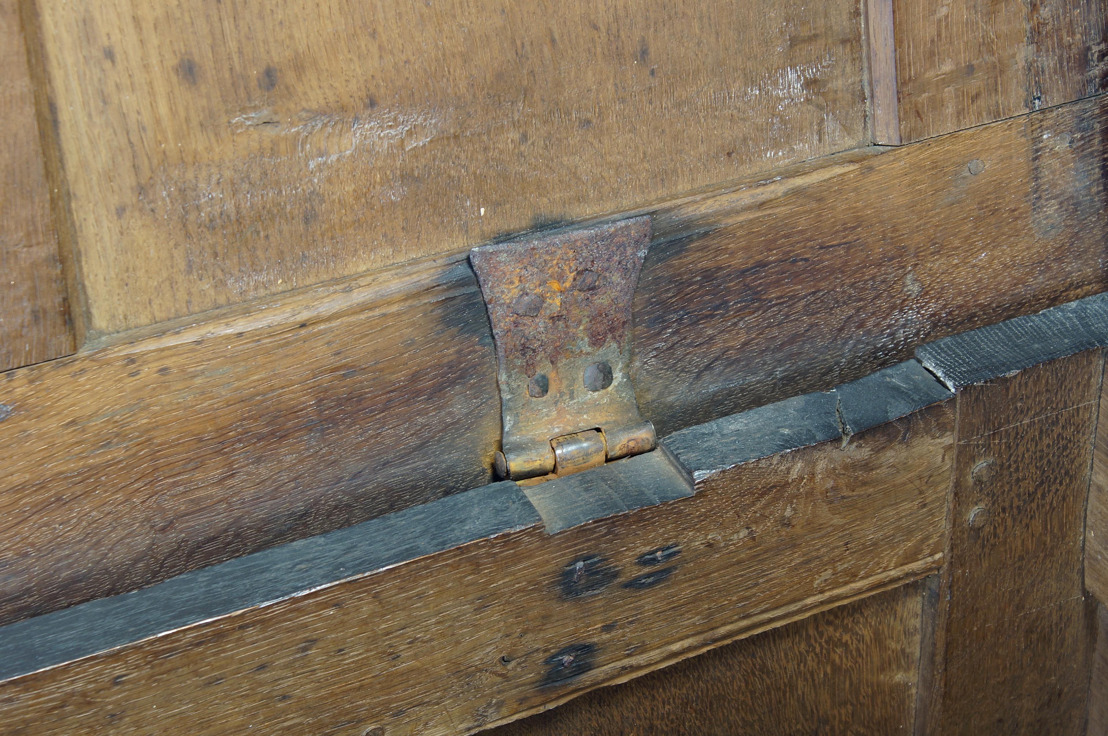Geschnitzter OAK Coffer aus dem 17. Jahrhundert mit einer ausgezeichneten Farbe. im Zustand „Gut“ im Angebot in Skipton, GB