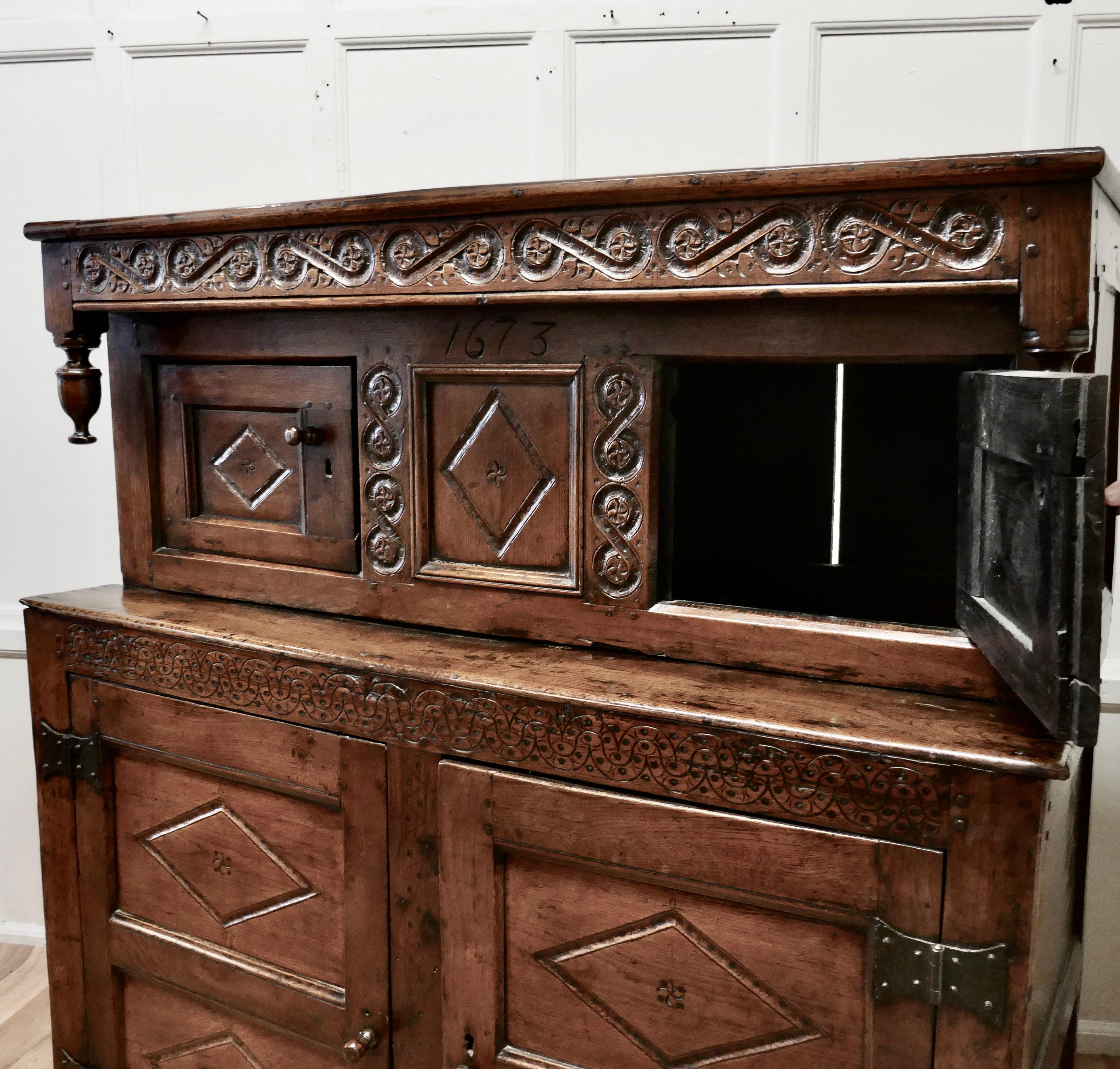 Armoire de cour en chêne sculptée du 17ème siècle, armoire de vitrine en vente 8