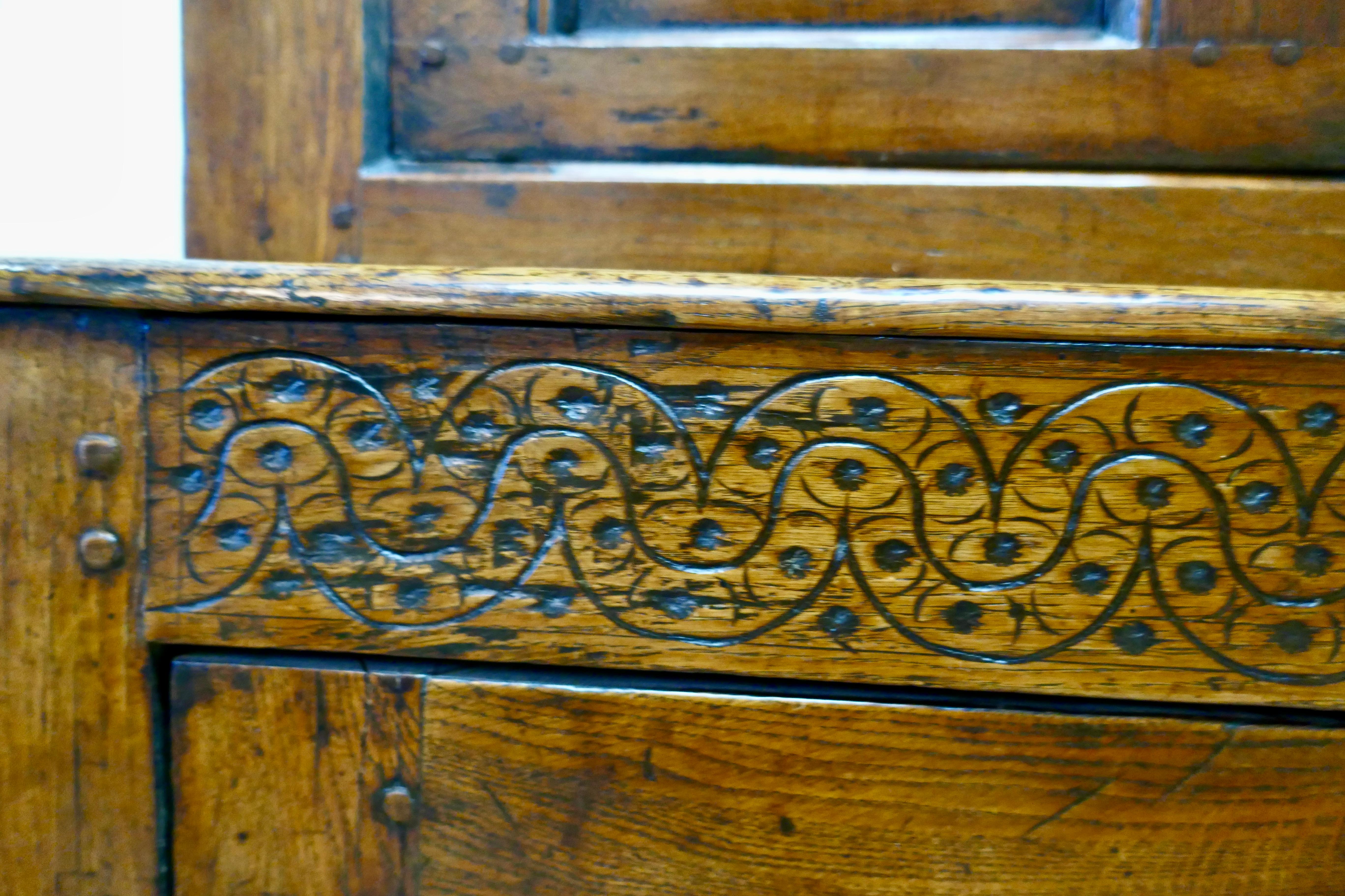 Charles II Armoire de cour en chêne sculptée du 17ème siècle, armoire de vitrine en vente