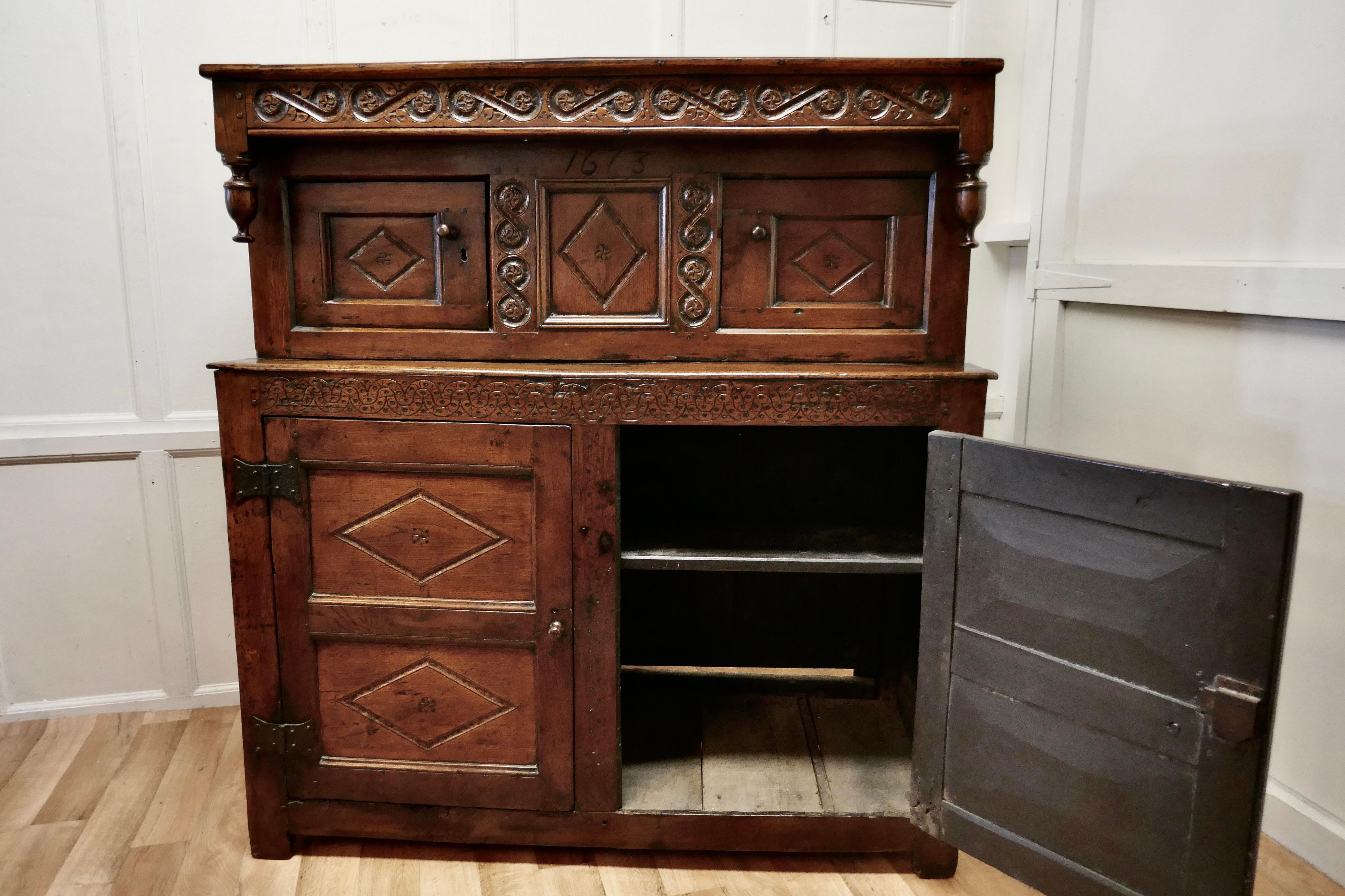 Court-Schrank aus geschnitzter Eiche aus dem 17. Jahrhundert, Vitrinenschrank (Eichenholz) im Angebot