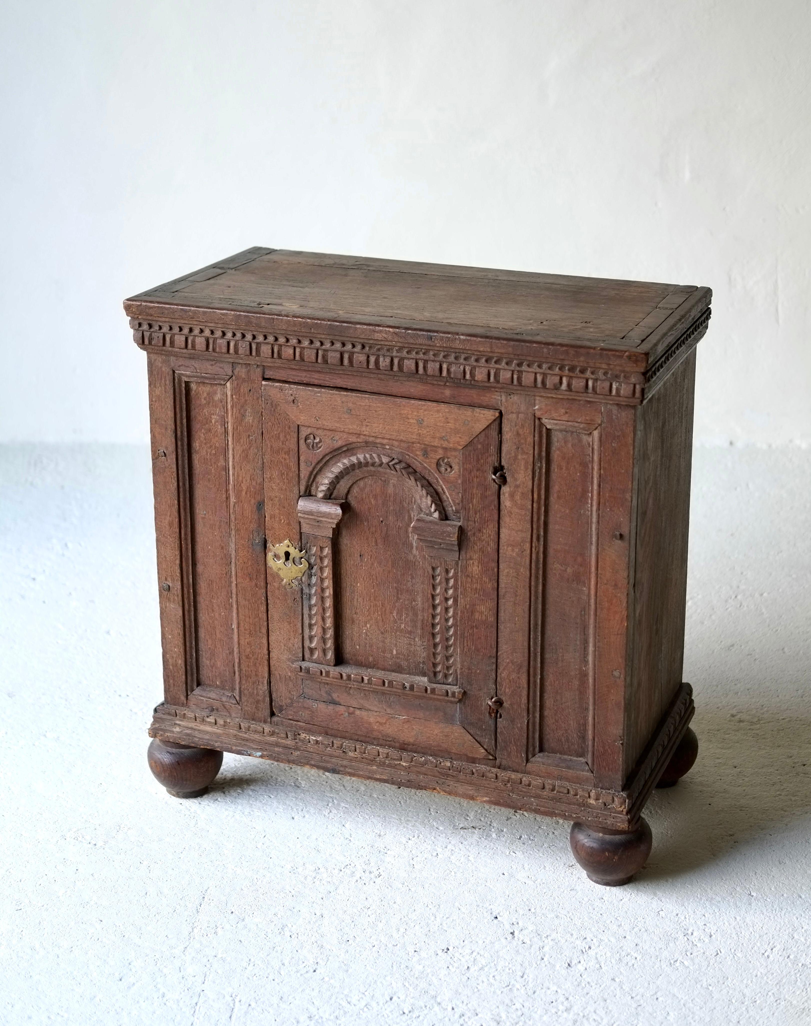 Tableau en chêne sculpté du 17e siècle en vente 5