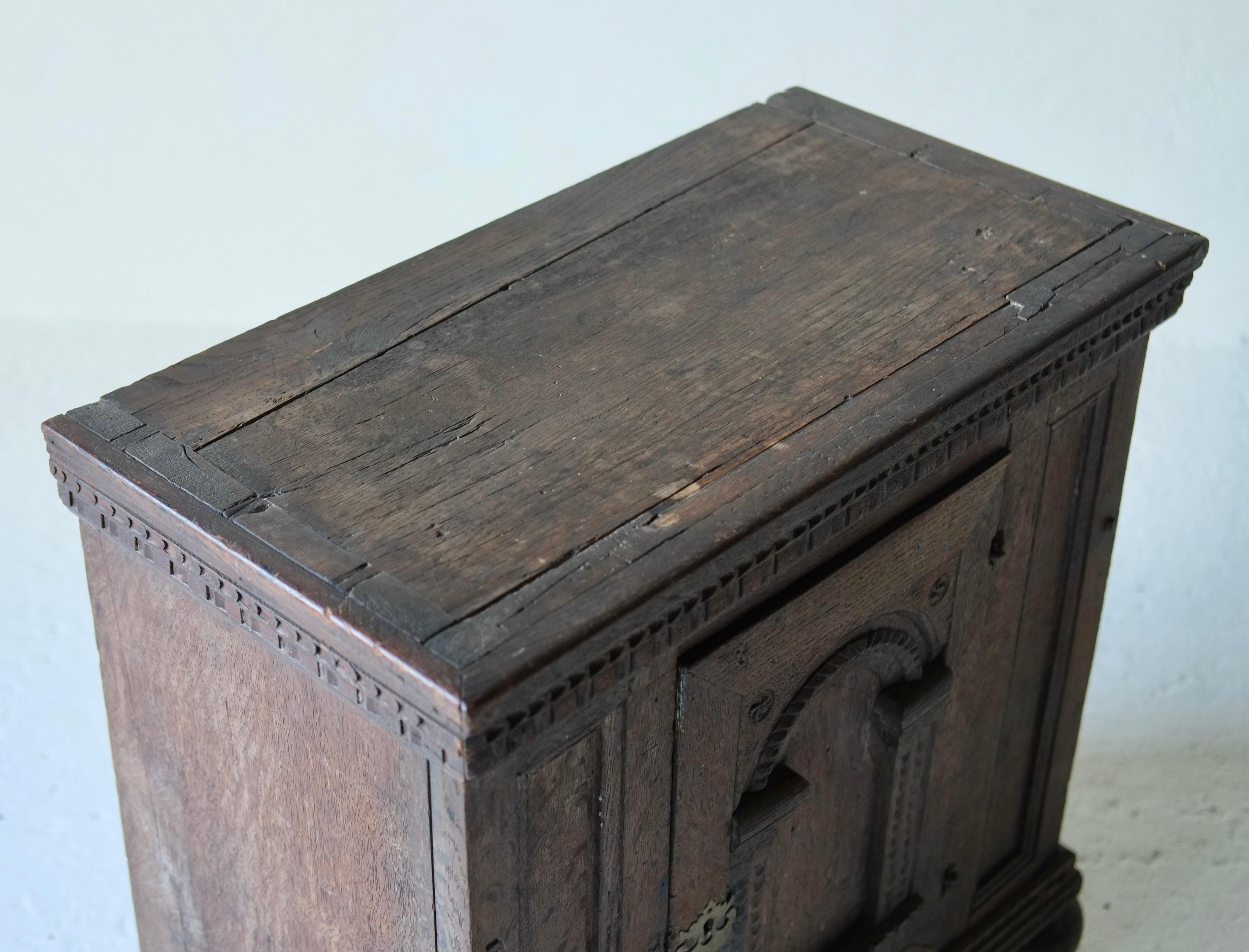 Tableau en chêne sculpté du 17e siècle Bon état - En vente à London, GB