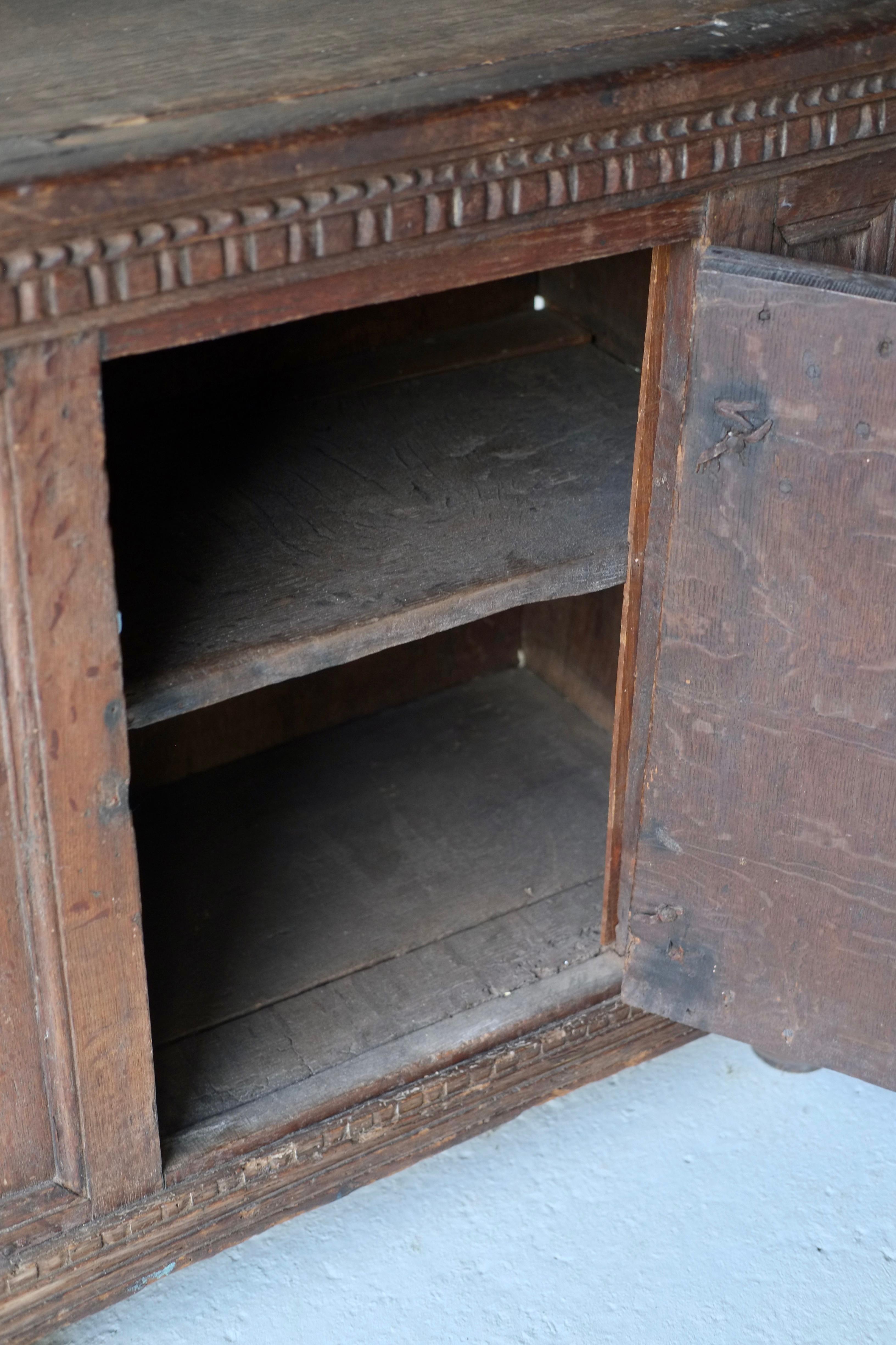 Chêne Tableau en chêne sculpté du 17e siècle en vente