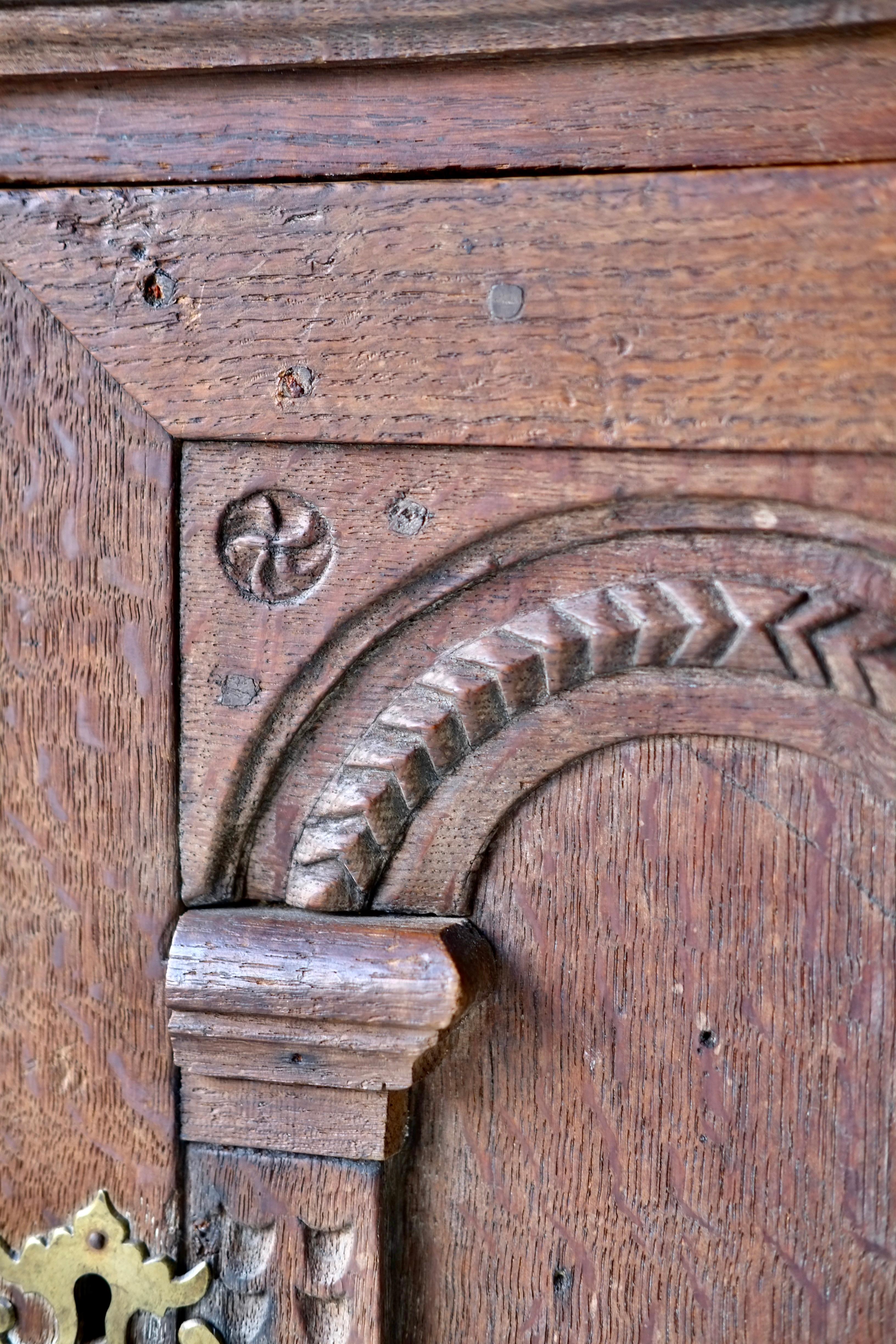 Tableau en chêne sculpté du 17e siècle en vente 3