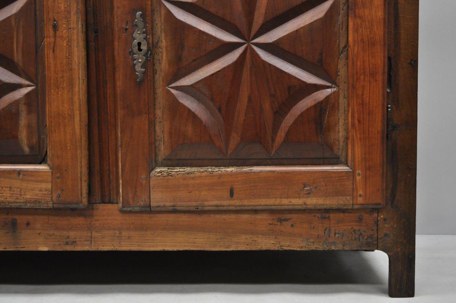 17th Century Carved Walnut Italian Baroque Two-Door Credenza Cabinet Buffet In Good Condition For Sale In Philadelphia, PA