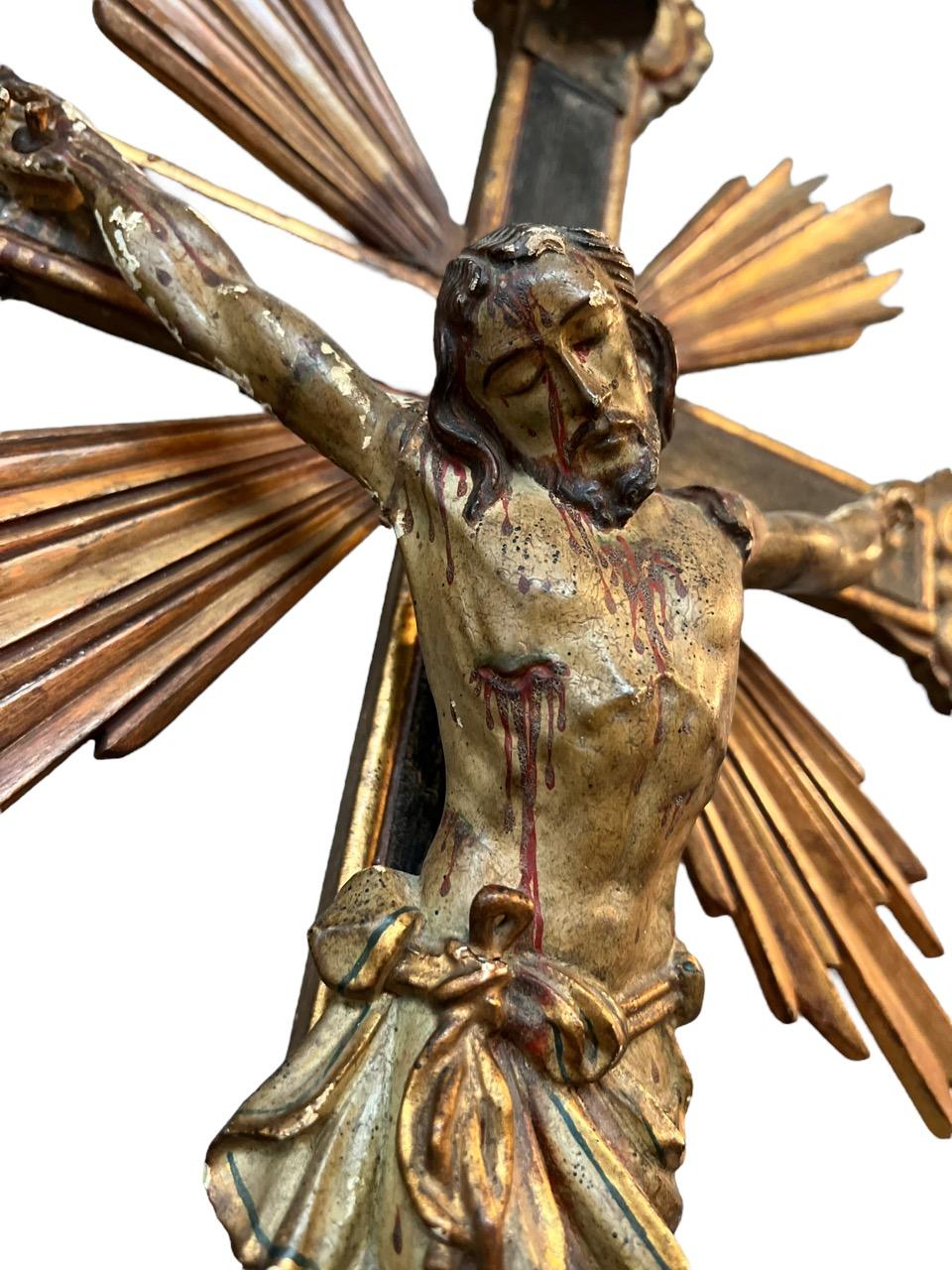Geschnitztes Holz und polychromiert, 17. Jahrhundert  Kreuz des gekrönten Jesus am Kreuz (Metall)