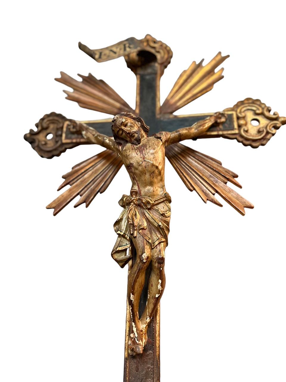 17. Jahrhundert Italienische Holzschnitzerei und polychromen vergoldeten gekreuzigten Jesus am Kreuz. Äußerst detailliert und tief geschnitzt auf einem eigenen Metallständer stehend. Das Stück kann an die Wand gehängt werden, da es auf jeder Seite