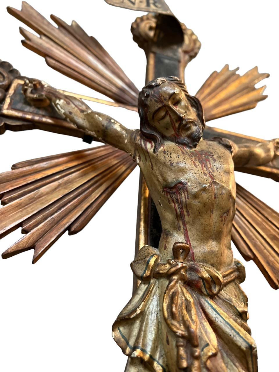 XVIIIe siècle et antérieur Bois sculpté et polychromé du 17ème siècle  de Jésus crucifié sur la croix