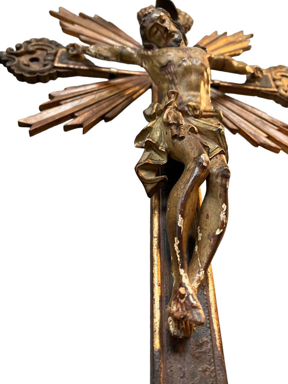 Geschnitztes Holz und polychromiert, 17. Jahrhundert  Kreuz des gekrönten Jesus am Kreuz im Zustand „Starke Gebrauchsspuren“ in North Miami, FL