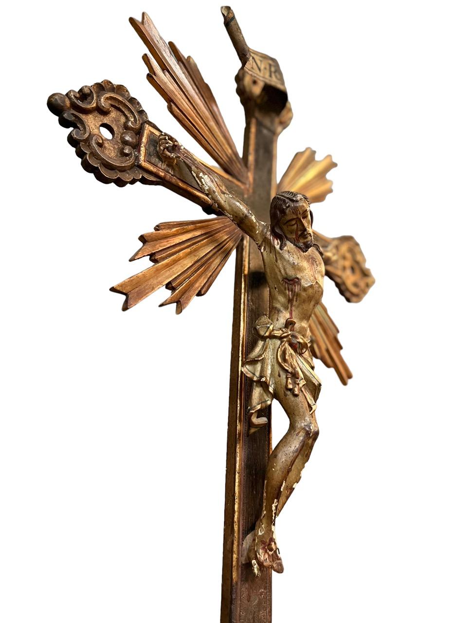 Geschnitztes Holz und polychromiert, 17. Jahrhundert  Kreuz des gekrönten Jesus am Kreuz (18. Jahrhundert und früher)