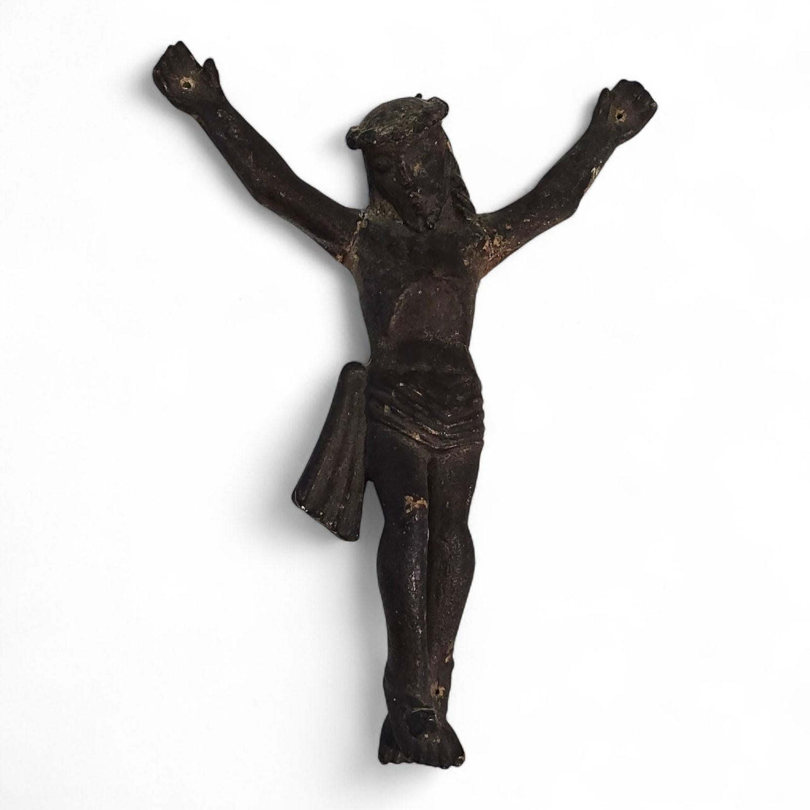 Représentation évocatrice du Christ en bois sculpté du XVIIe siècle provenant de la région de Navarre en Espagne. 
Cette sculpture expressive capture le moment poignant de la crucifixion, avec les bras du Christ tendus et une inclinaison subtile et