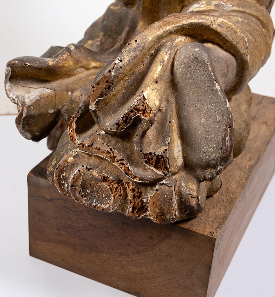 Ange en bois sculpté du XVIIe siècle - Sculpture polychrome et dorée en vente 2