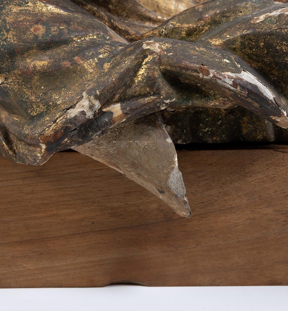 Ange en bois sculpté du XVIIe siècle - Sculpture polychrome et dorée en vente 3