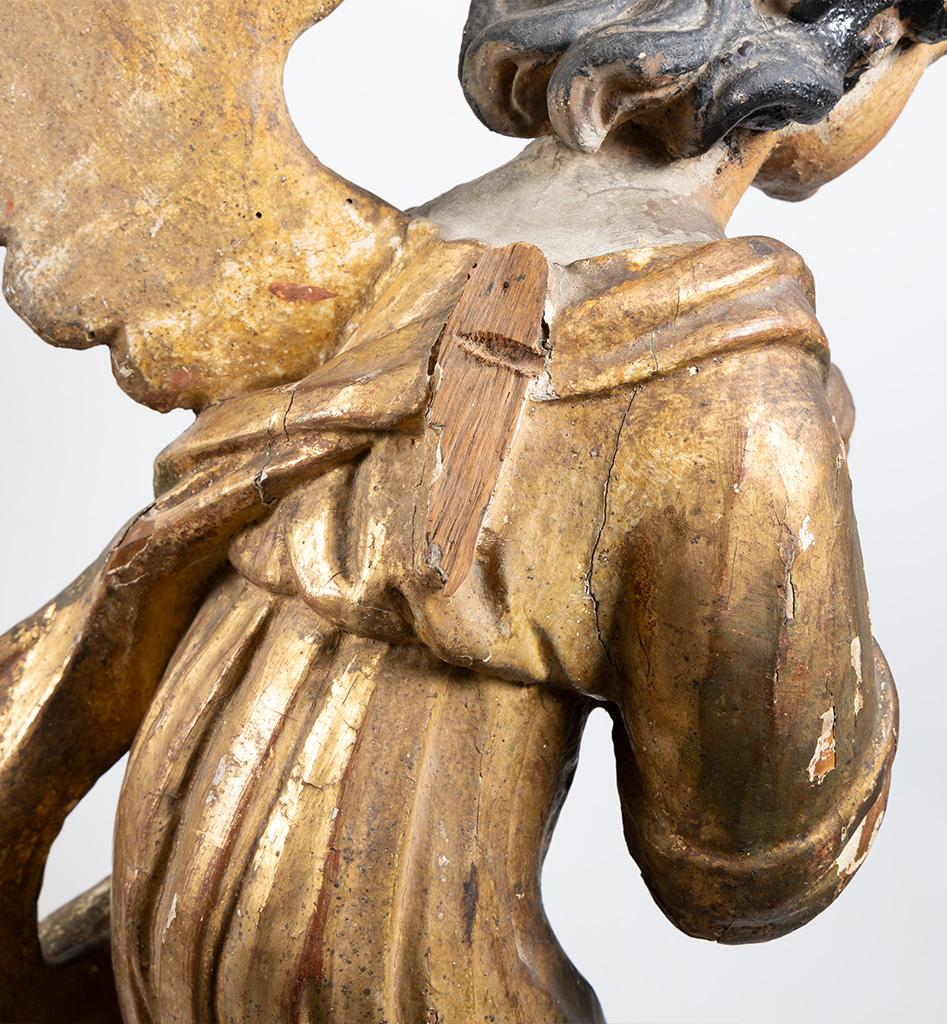 Ange en bois sculpté du XVIIe siècle - Sculpture polychrome et dorée en vente 4