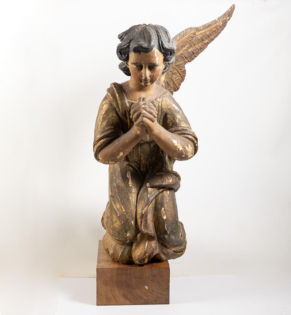 Ange en bois sculpté du XVIIe siècle - Sculpture polychrome et dorée (il reste une aile)
Hauteur : 70 cm  Largeur : 33 cm

Un bel ange en bois sculpté du XVIIe siècle, représenté agenouillé en prière, les mains délicatement jointes et l'expression